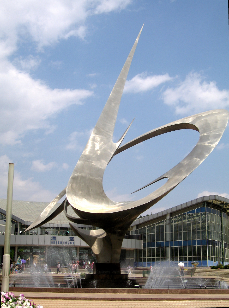 不锈钢几何雕塑,是一种独特的艺术形式,它将不锈钢材料的坚硬与几何