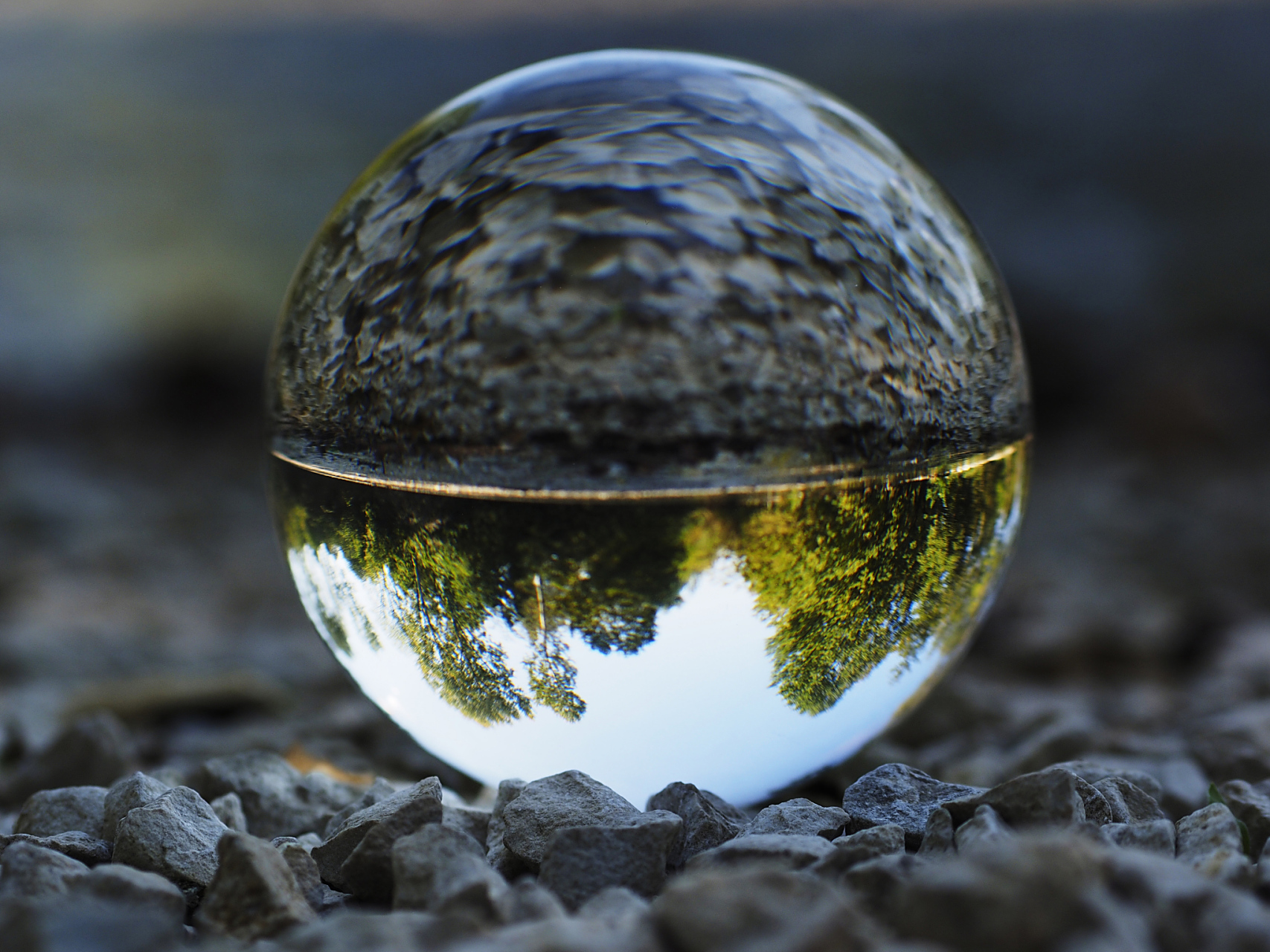 有一天,一个男子在路上发现了一个魔法水晶球,据说只要向它许下愿望