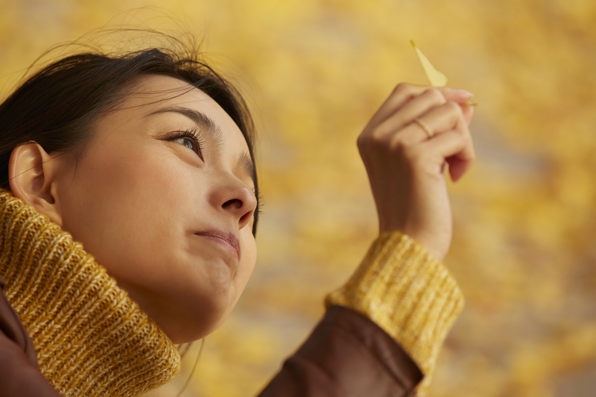 20年前,母亲为了追求自己的幸福,扔下病重的父亲,还有我和弟弟,独自