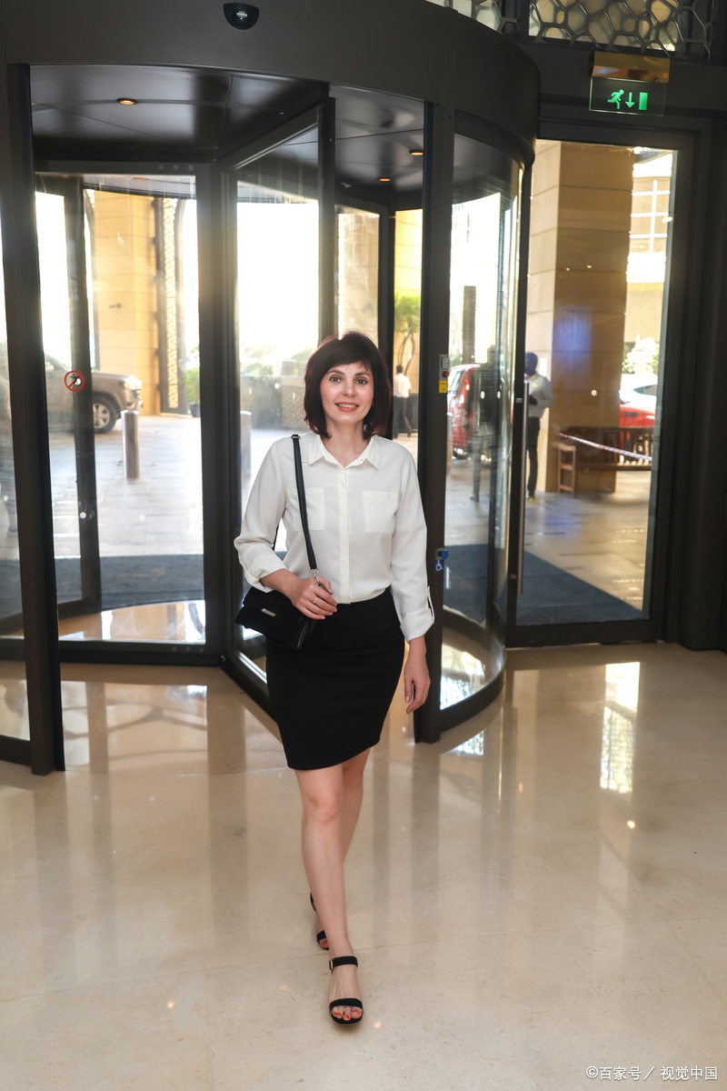 捡来的女婴成美女老板,300多人争着认亲 张先生是湖