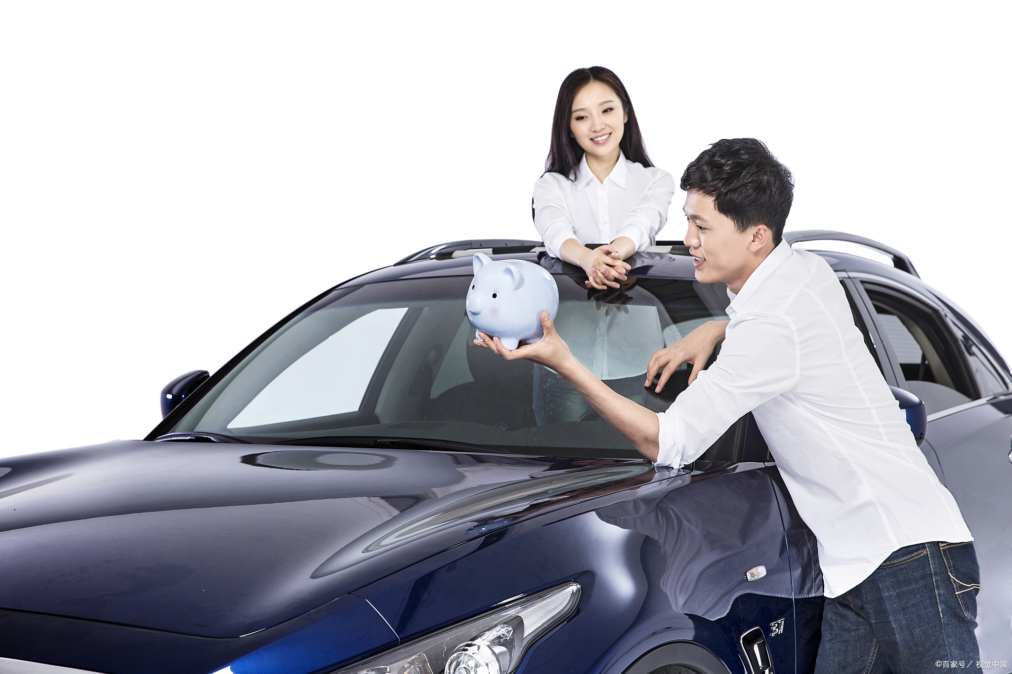 姐姐给弟弟买房买车,时不时发红包,弟媳却反感:你真恶心