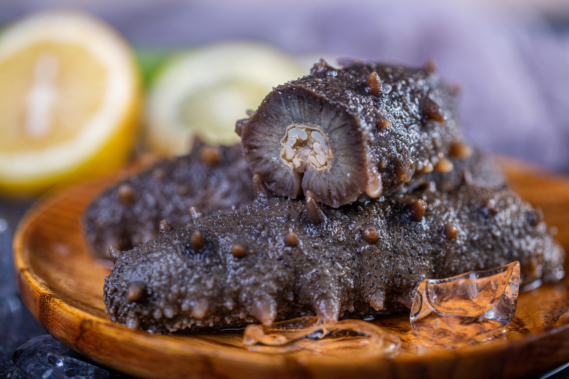 正确的烹饪方法包括选购优质海参,切割海参,处理海参,如泡发,焯水和