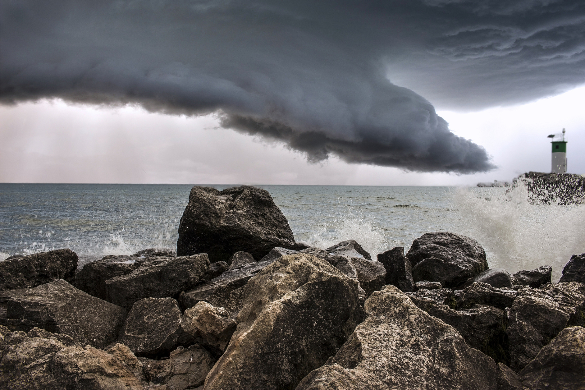 这场灾难引起了广泛关注,不仅因为利比亚是一个拥有丰富石油资源的