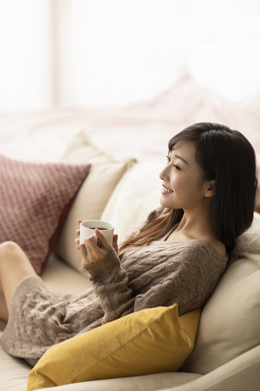 寻找自然光源: 首先尝试利用室内的自然光源,比如窗户,门或其他任何