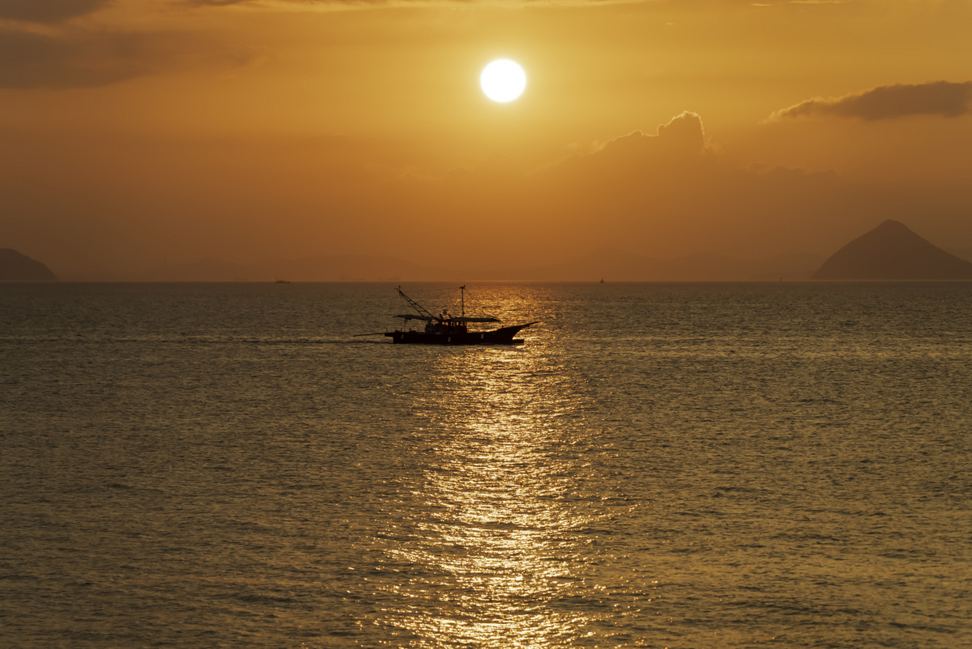夕阳下的渡头,渔夫挥舞着渔网,江水泛起涟漪,小村庄炊烟袅袅上升,小巷