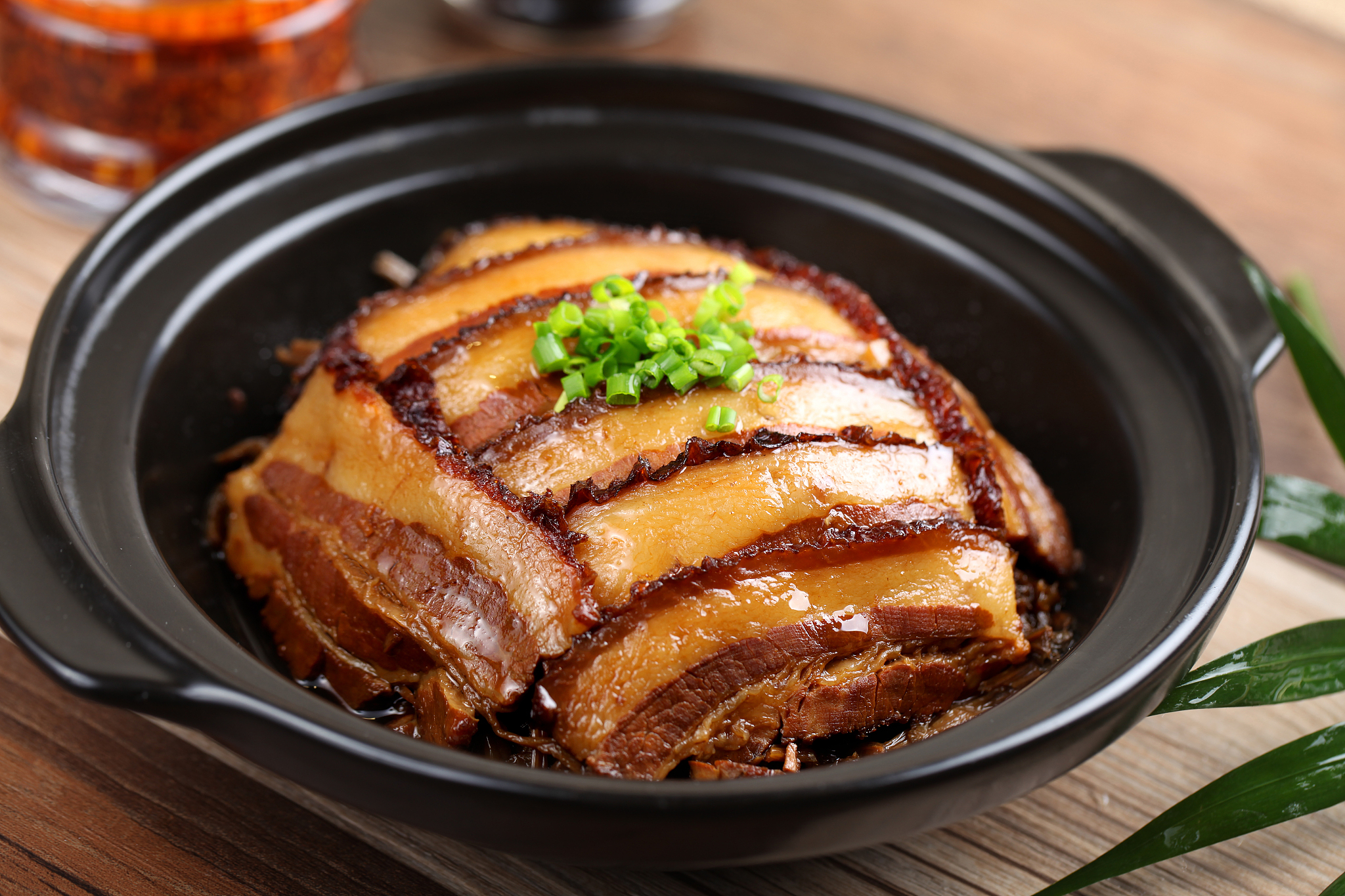 制作需准备五花肉,梅菜,糖等食材和调料,将五花肉煮至软糯后,再加入梅