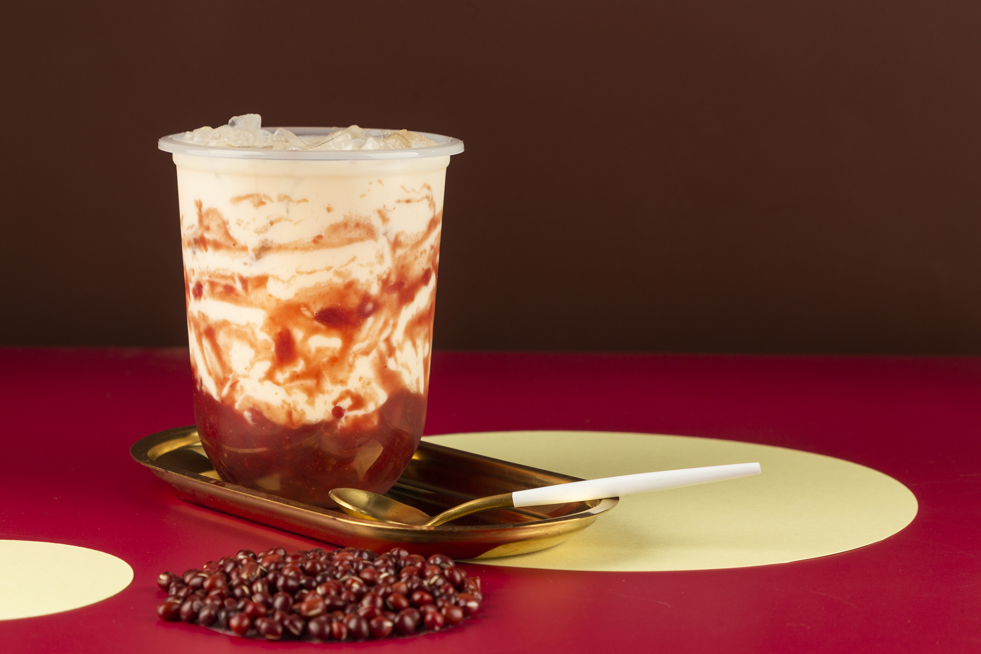 秋日热饮——红豆沙牛乳是一种流行的甜品,它以红豆沙和牛乳为主要