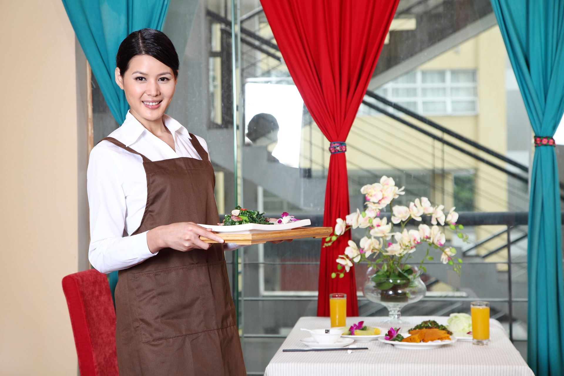 我2013年做过兼职服务员,就是下了班去饭店打工端菜,18:00到22:00, 一