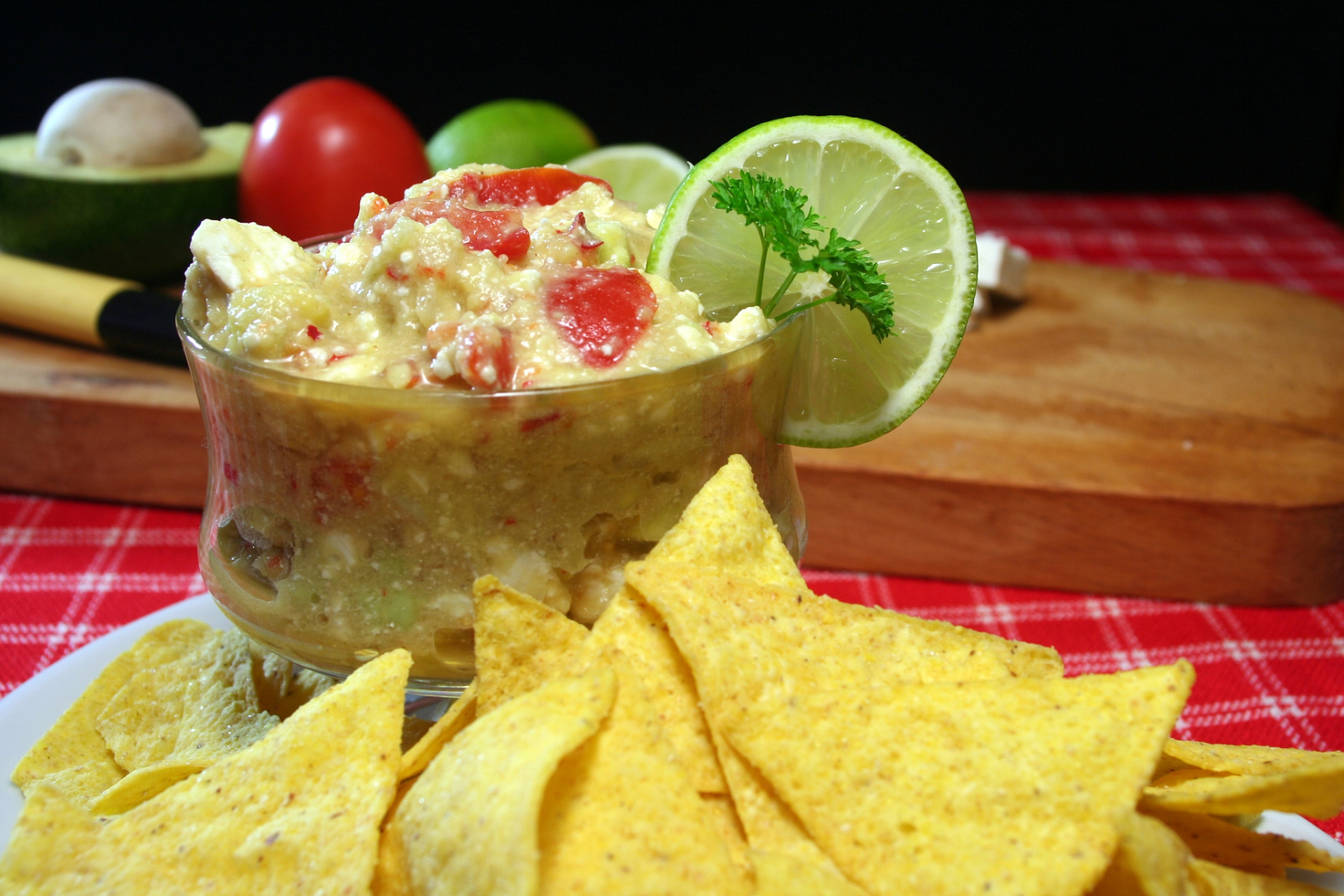 墨西哥玉米片(tortilla chips)是一种传统的墨西哥小吃,常用作酱料