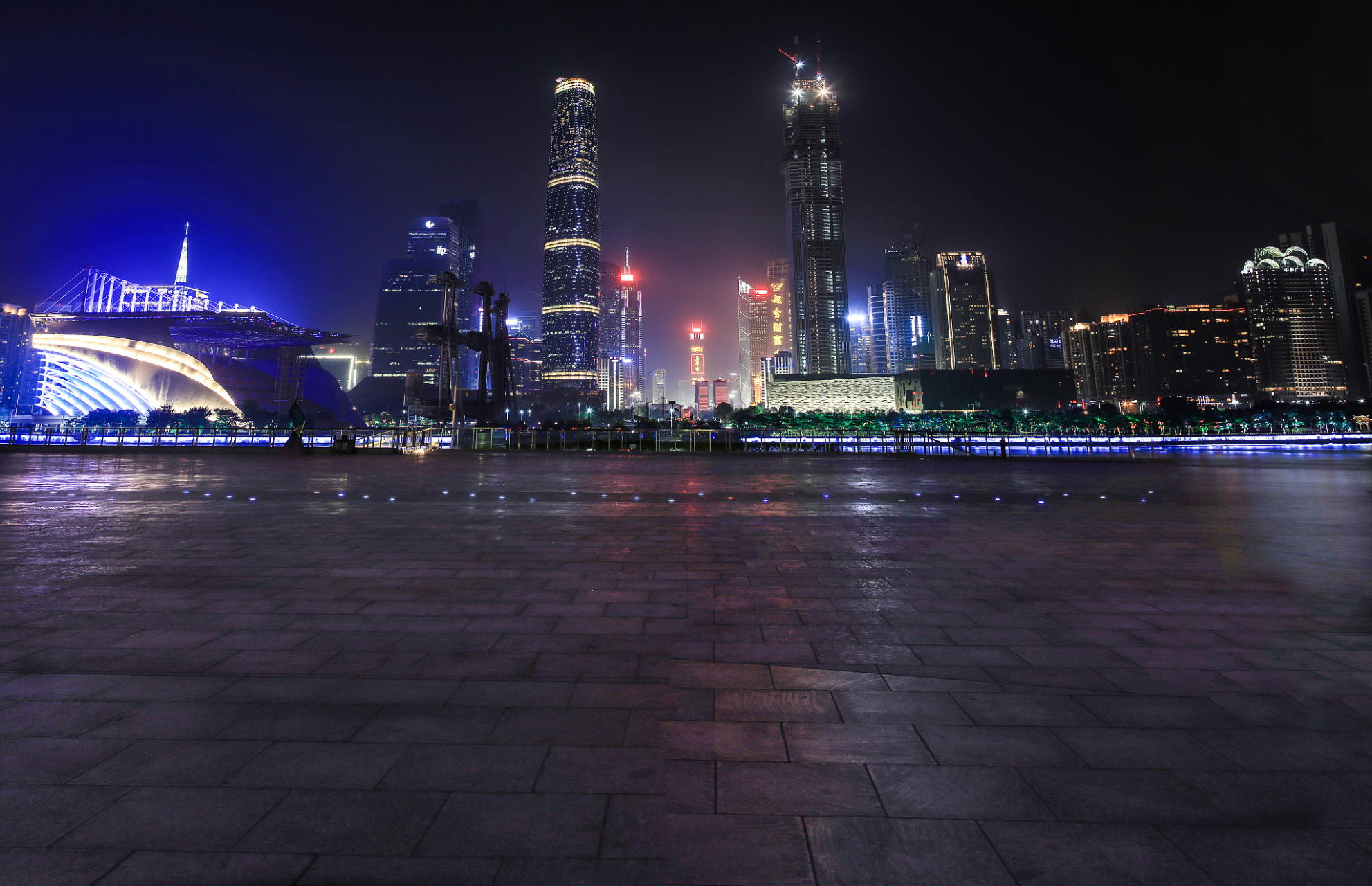 广东珠江夜游,位于广州市越秀区,是一条集观光,娱乐于一体的游船线路