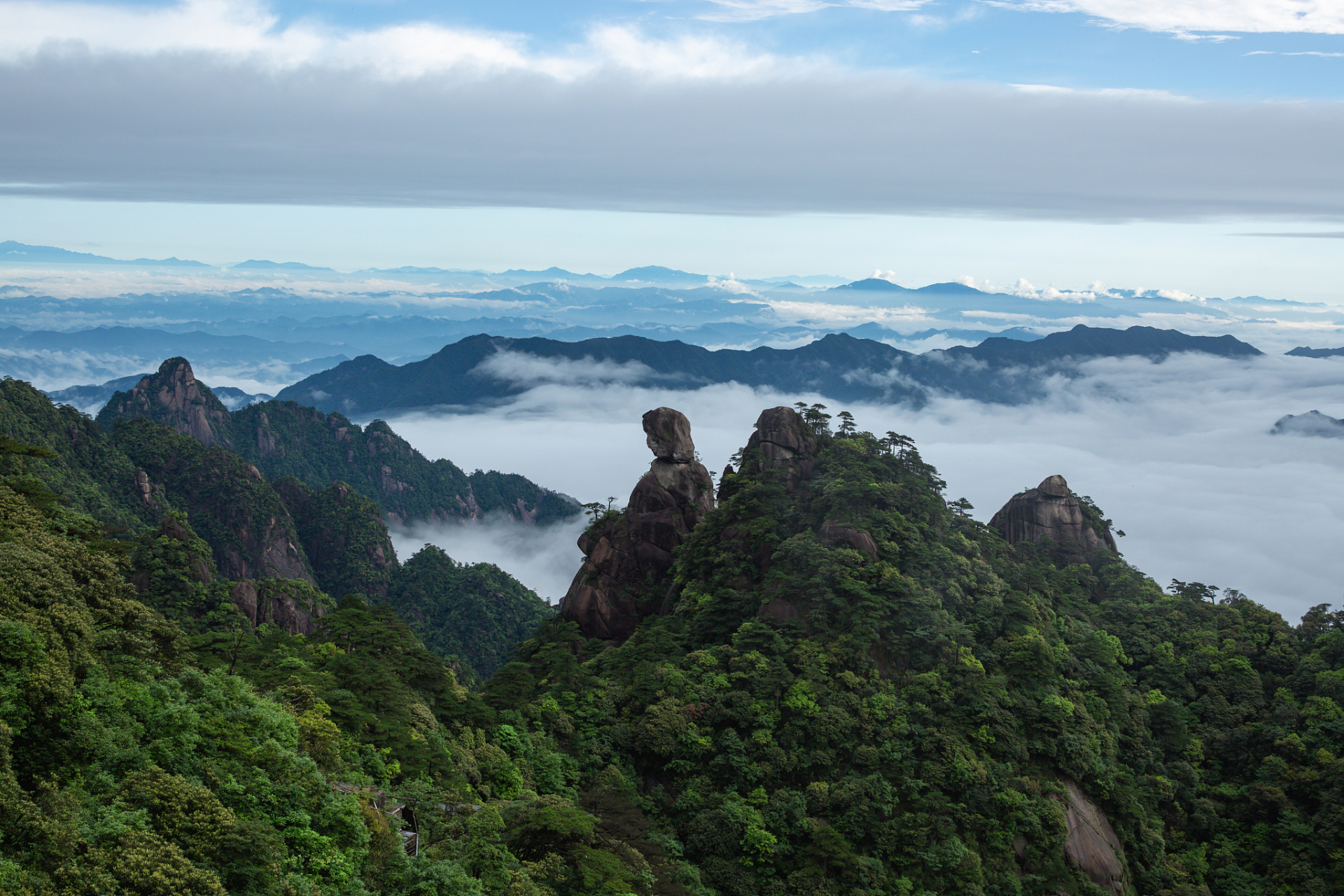 神女峰,位于重庆市巫山县三峡院子西北侧,三峡巫峡内长江北岸.