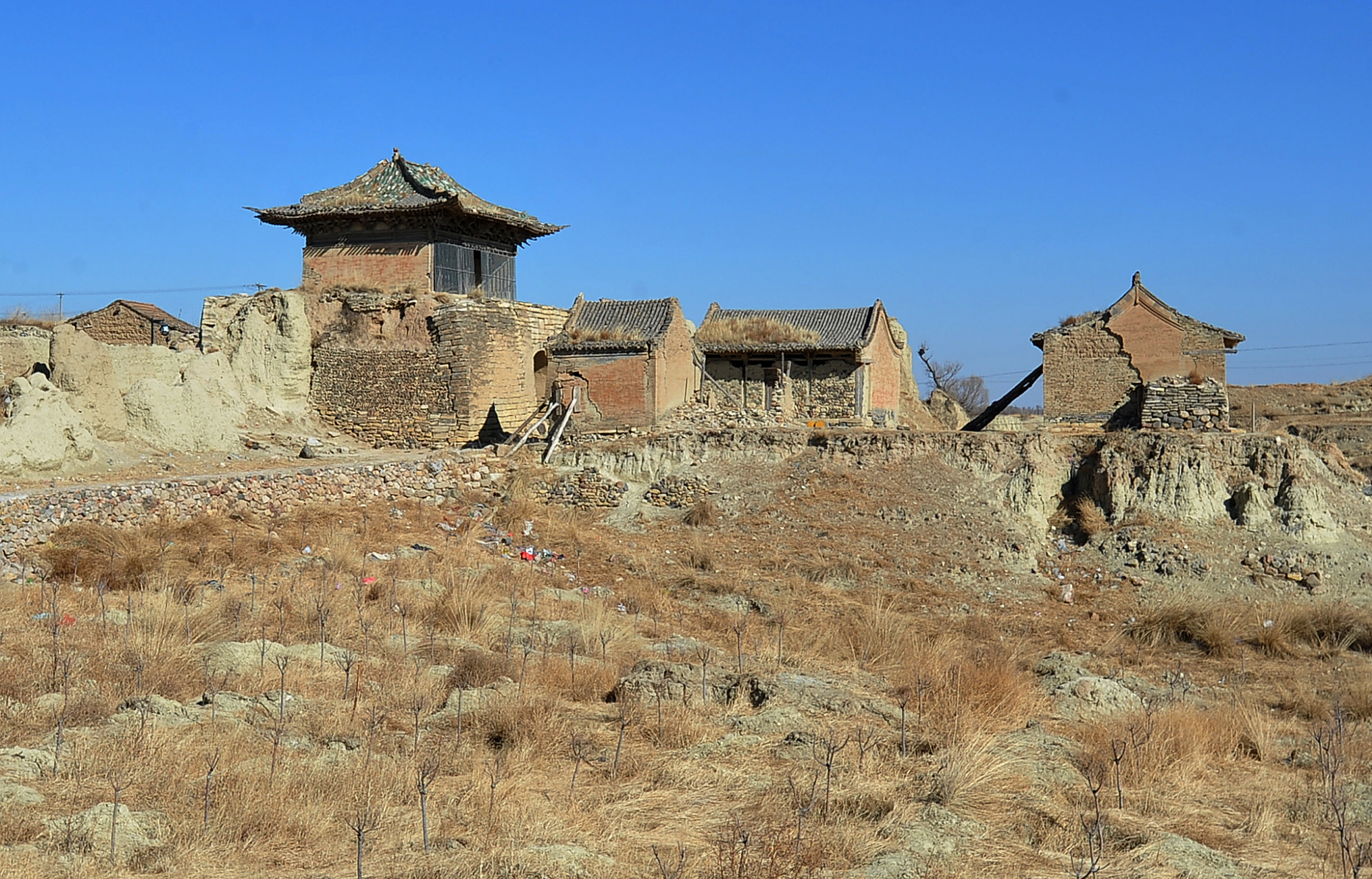 新立辽代建筑遗址位于辽宁省北镇市,这个遗址坐落在山中,周围被群山
