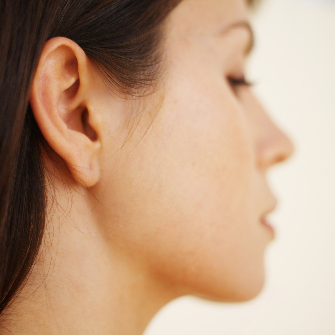 1,佩戴牙套:如果侧脸嘴巴突出是由于牙齿突出造成的,可以佩戴牙套