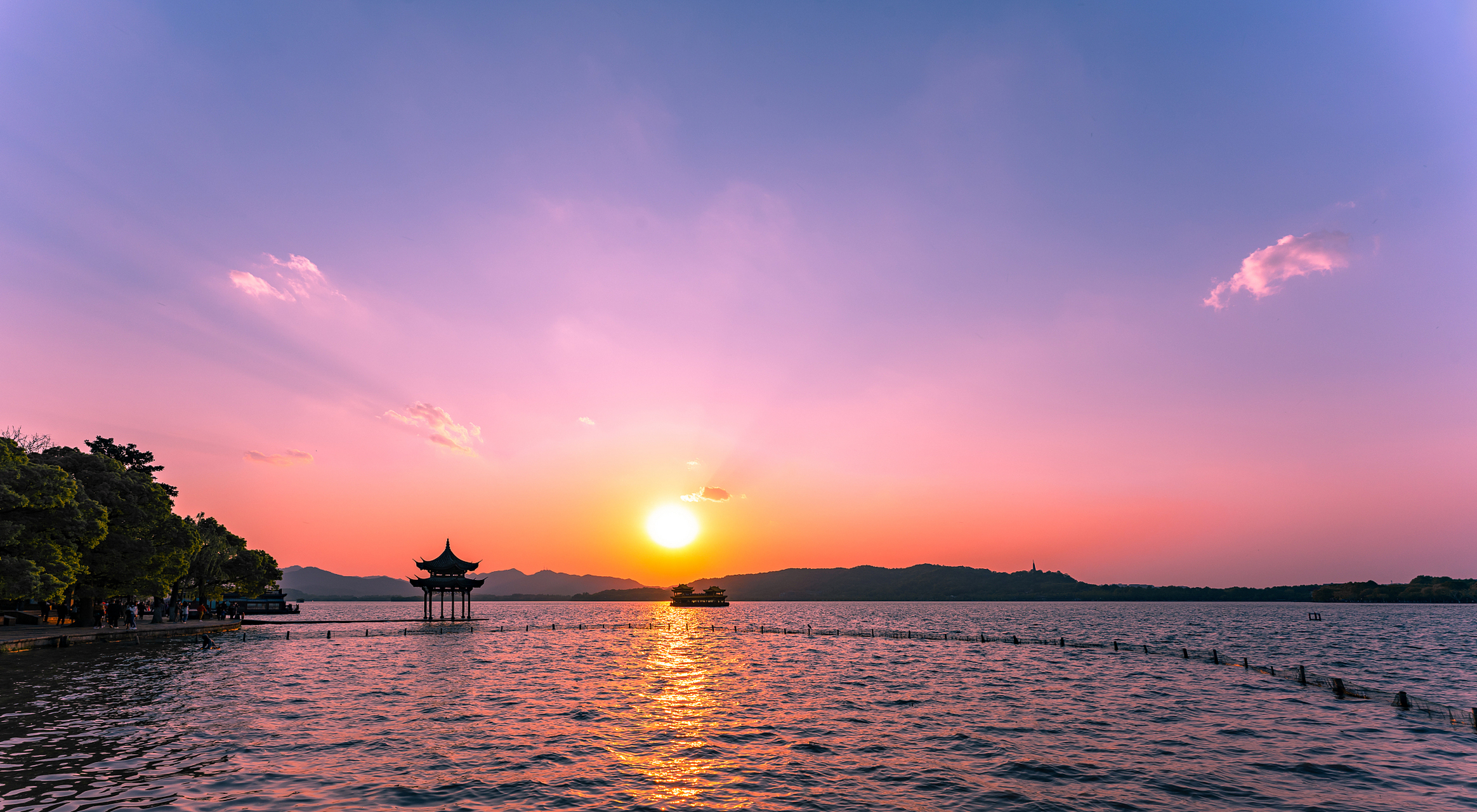 傍晚时分,西湖成为了浪漫的背景,特别是在柳浪闻莺和湖滨一公园(大华