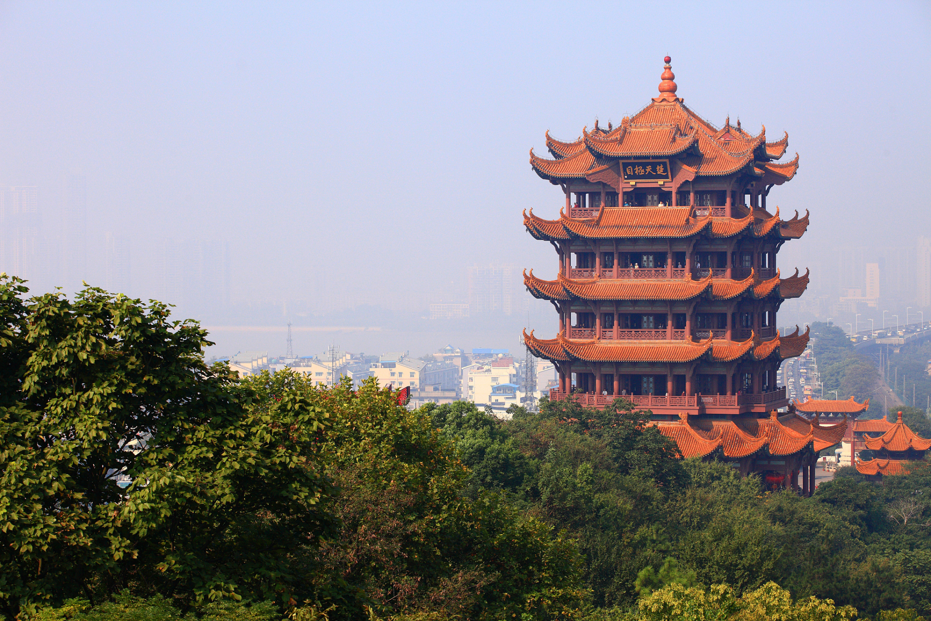 黄鹤楼,位于湖北省武汉市武昌区,是中国著名的古建筑之一.