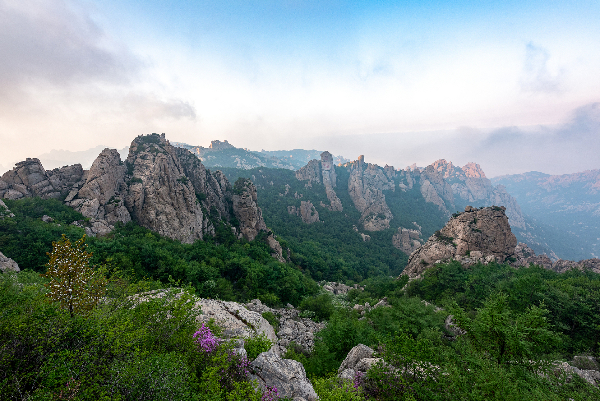 崂山位于山东省青岛市,是黄海与渤海的分界线,山脉横跨两海