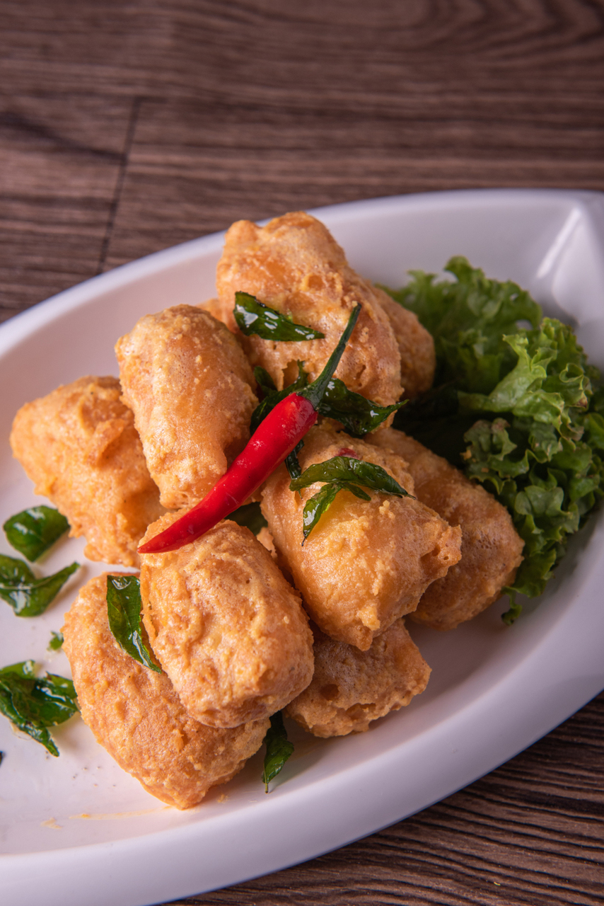 广东酿豆腐:这是东江地区的传统菜肴,制作精细,通常在喜庆日子中作为