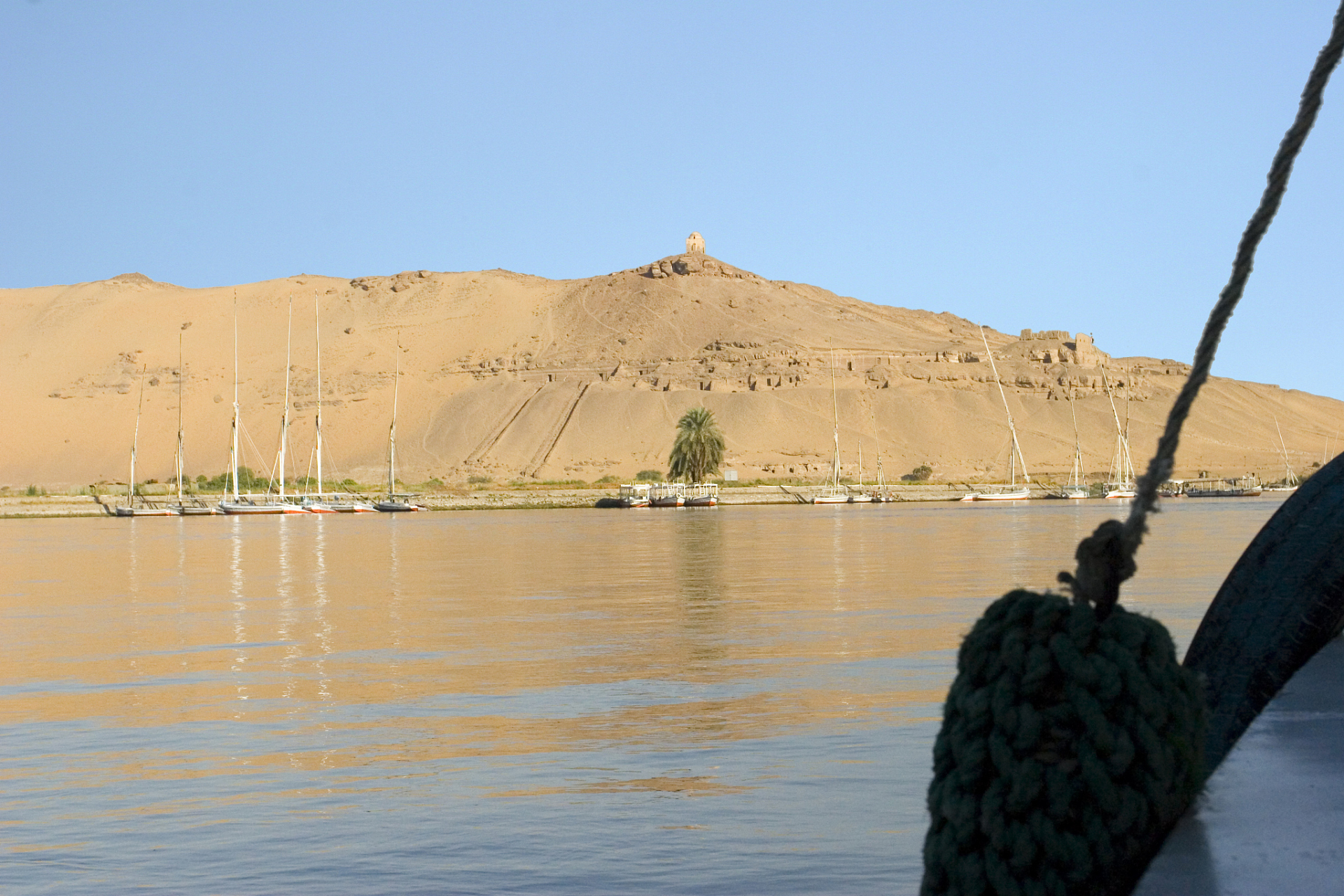 据史书记载,敦煌瓜州小西湖的由来可追溯到古代的神话故事.