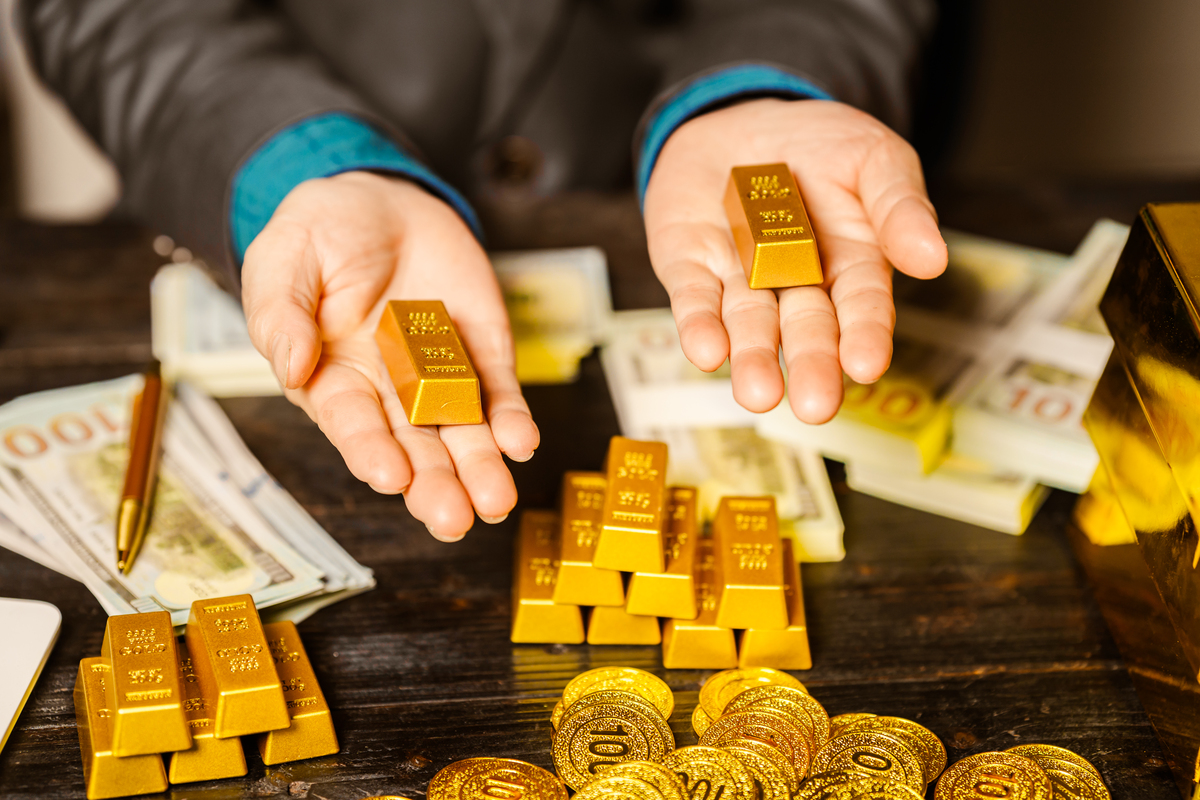 市场今天大涨,昨天下跌的损失回来了大半.两市成交额1.6万亿左右