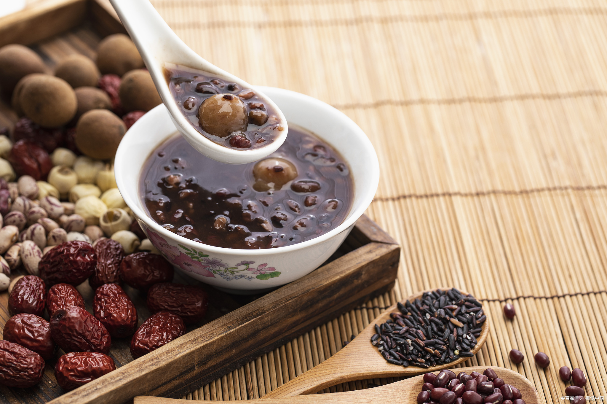 黑米吧,它可黑米粥黑豆核桃粥黑米核桃粥黑米黑芝麻核桃粥的图片