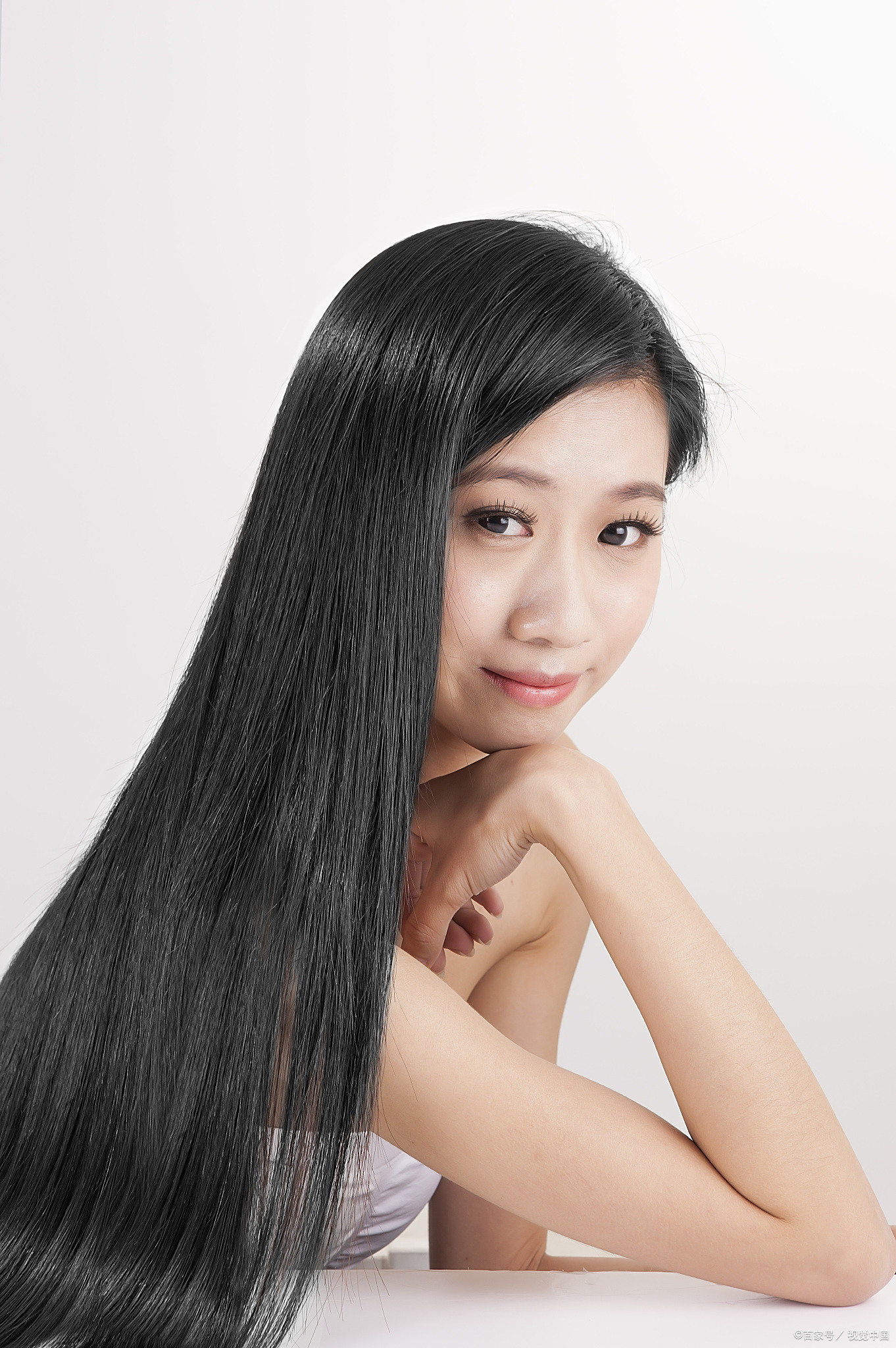 头发主要由角蛋白构成,充足的蛋白质摄入是基础,像瘦肉,鱼类,蛋类