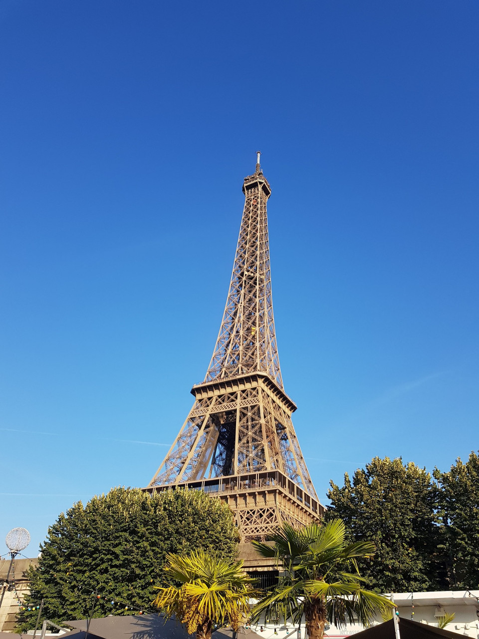 埃菲爾鐵塔(法語:la tour eiffel;英語:eiffel tower)矗立在法國巴黎