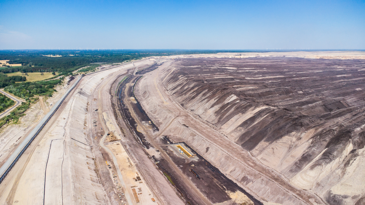 阜新市在海州露天煤矿补种树幼苗82200株