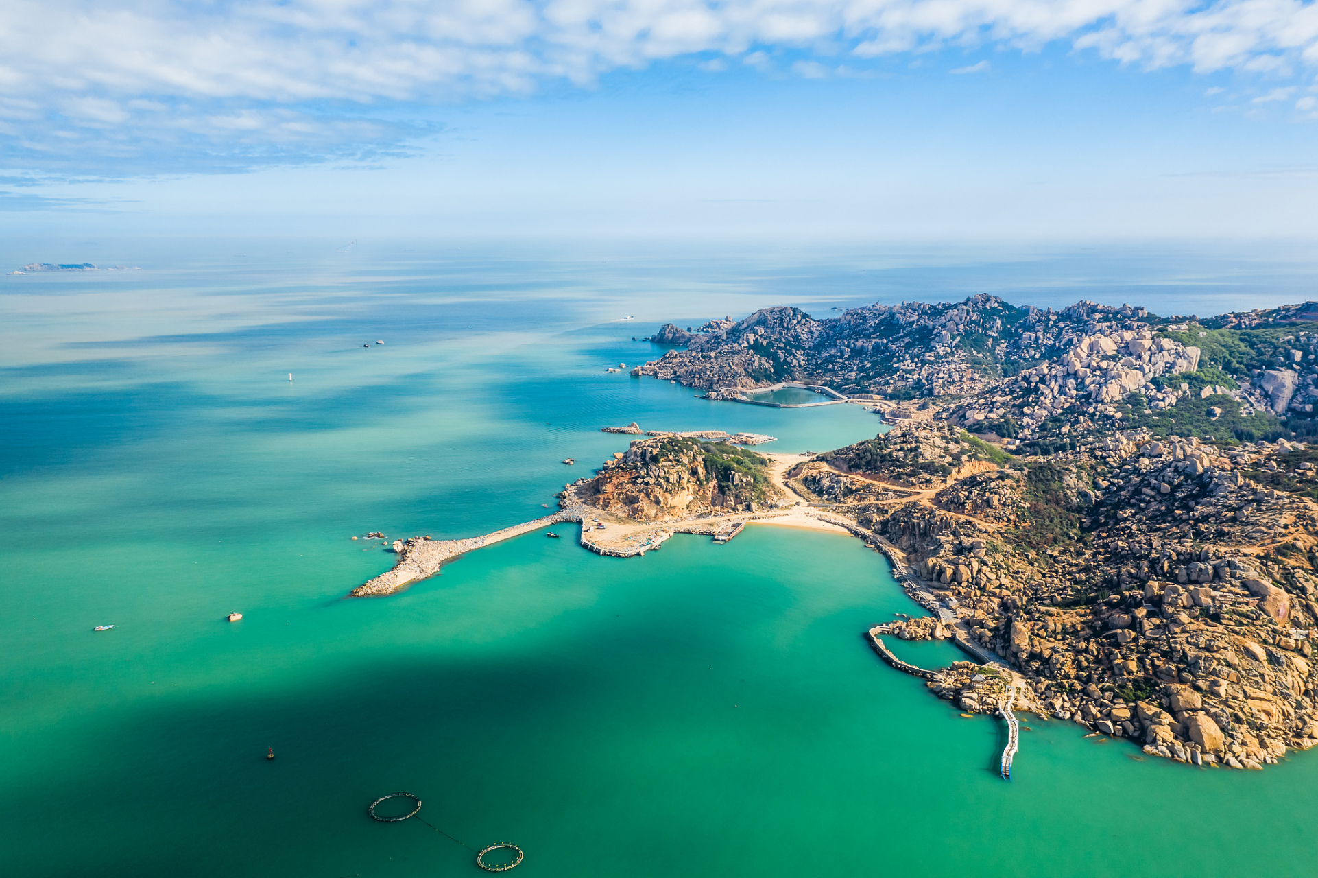 平潭岛以海蚀地貌和海滩著名,可进行各种水上活动;湄洲岛则以海洋生态