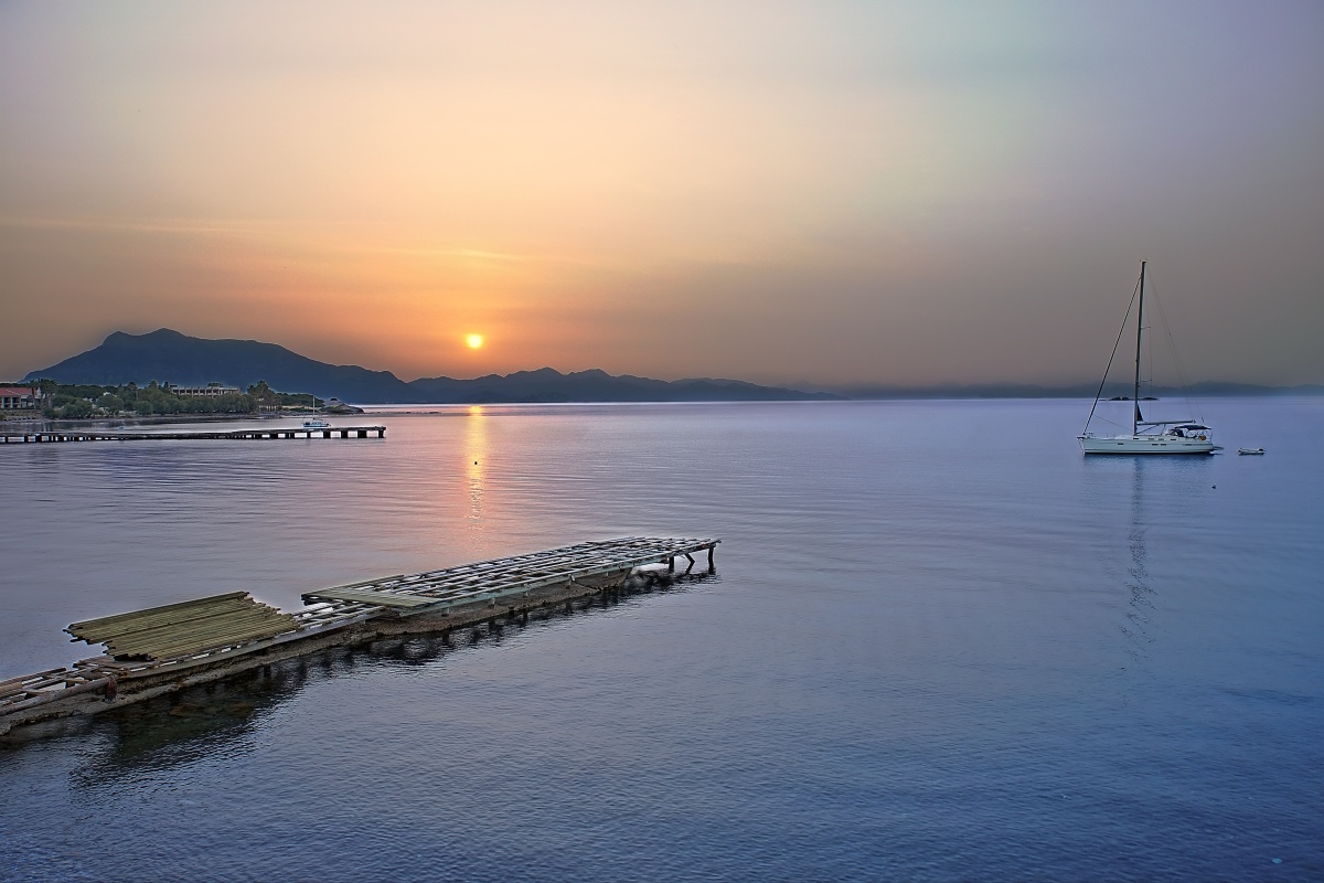 首先,吴中太湖旅游区位于风景如画的苏州市,是太湖