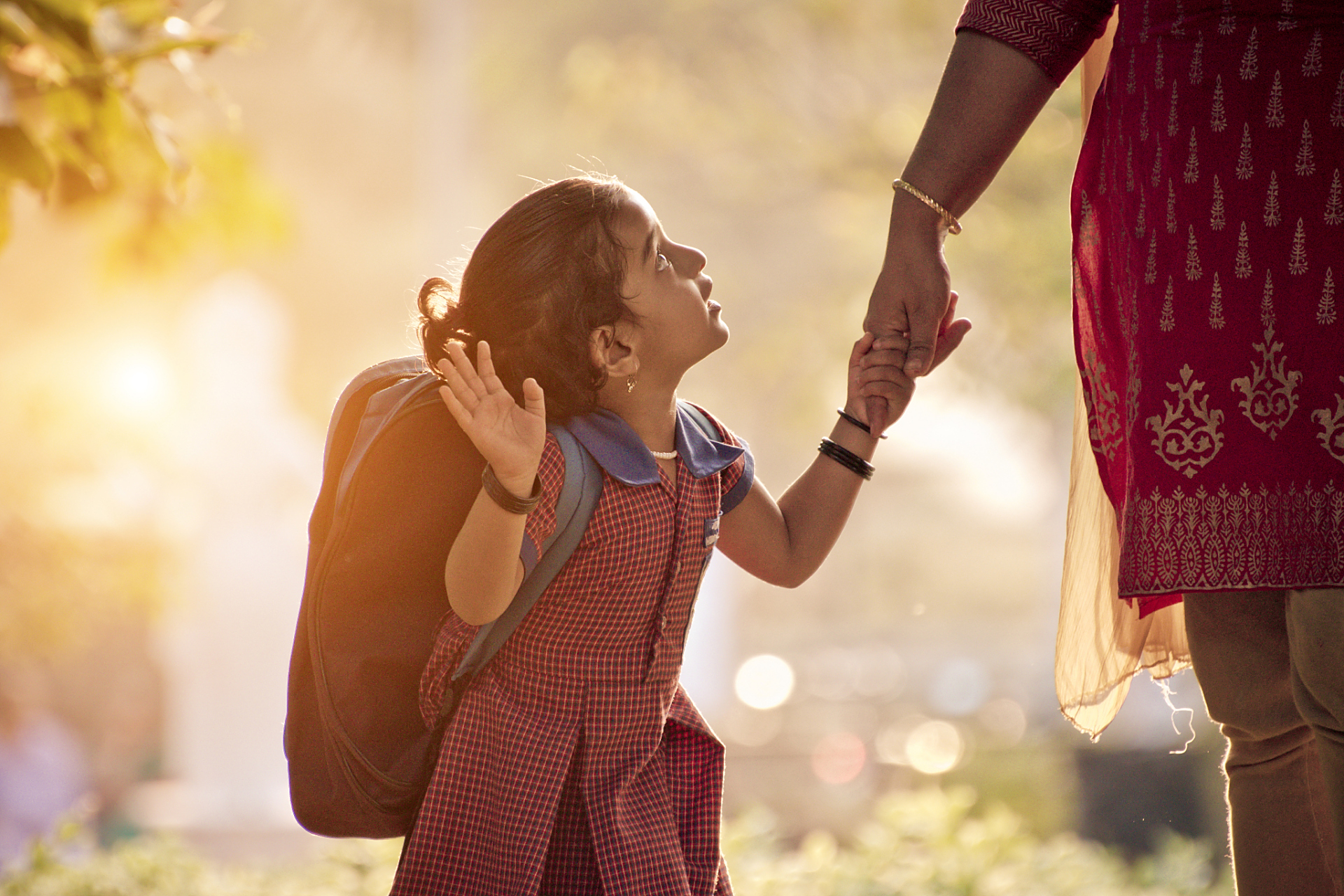 众多家庭教育课程提倡:父母须无条件接纳孩子!然我对此持保留意见.