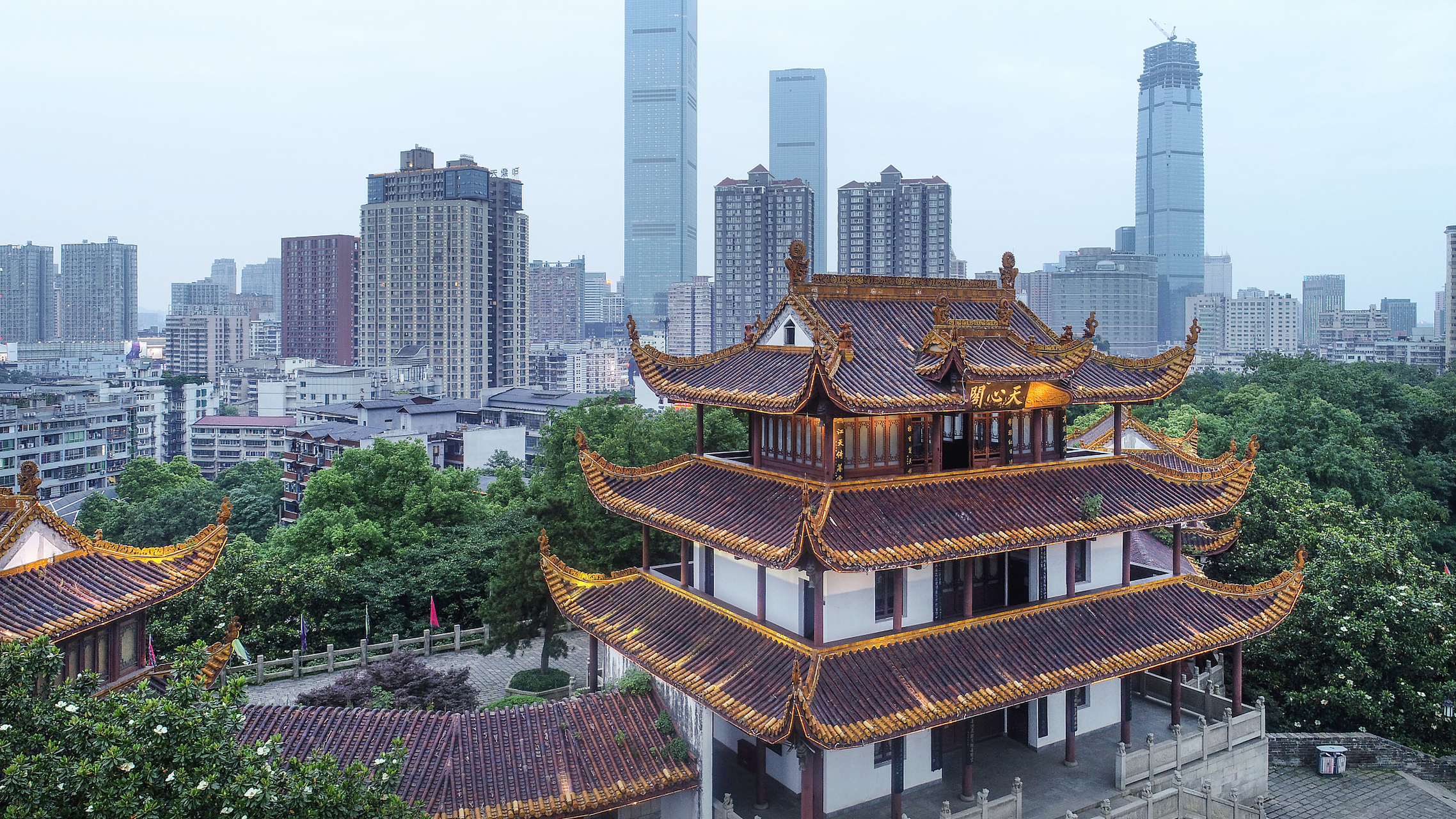 夏日闪光旅行家# 万楼巍峨耸立,气势恢宏,是湘潭的标志性建筑之一.