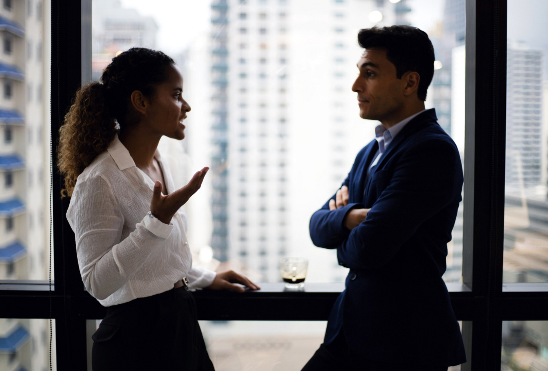 两个人在谈论社会问题. 一个人问:"为什么社会上有那么多矛盾和不满?