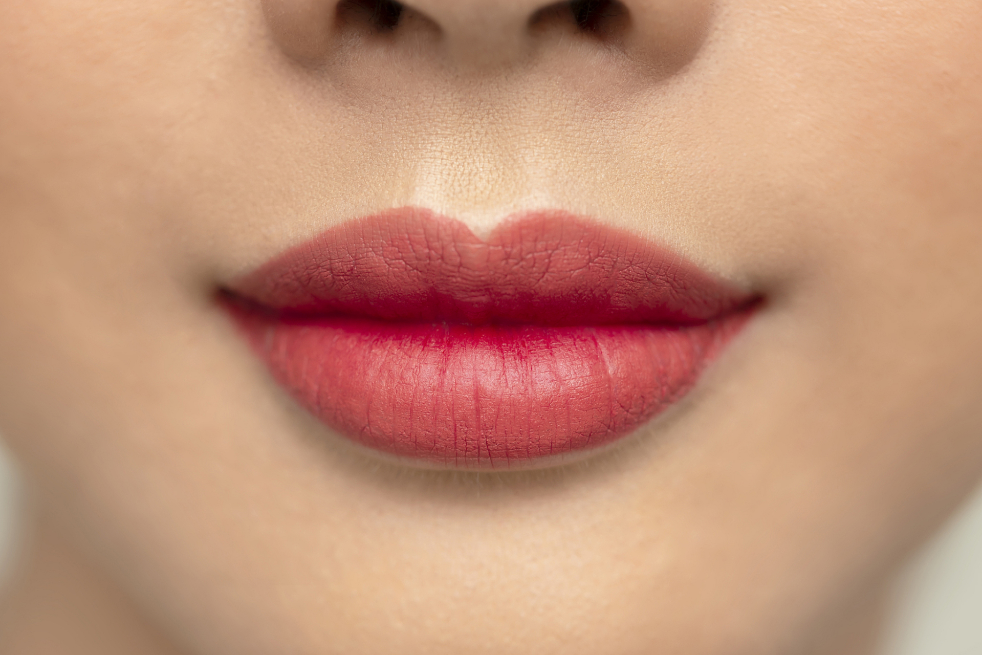 嘴唇色暗发青的人,遇灾祸或夭亡. 嘴唇昏暗发黑的人,有重病.