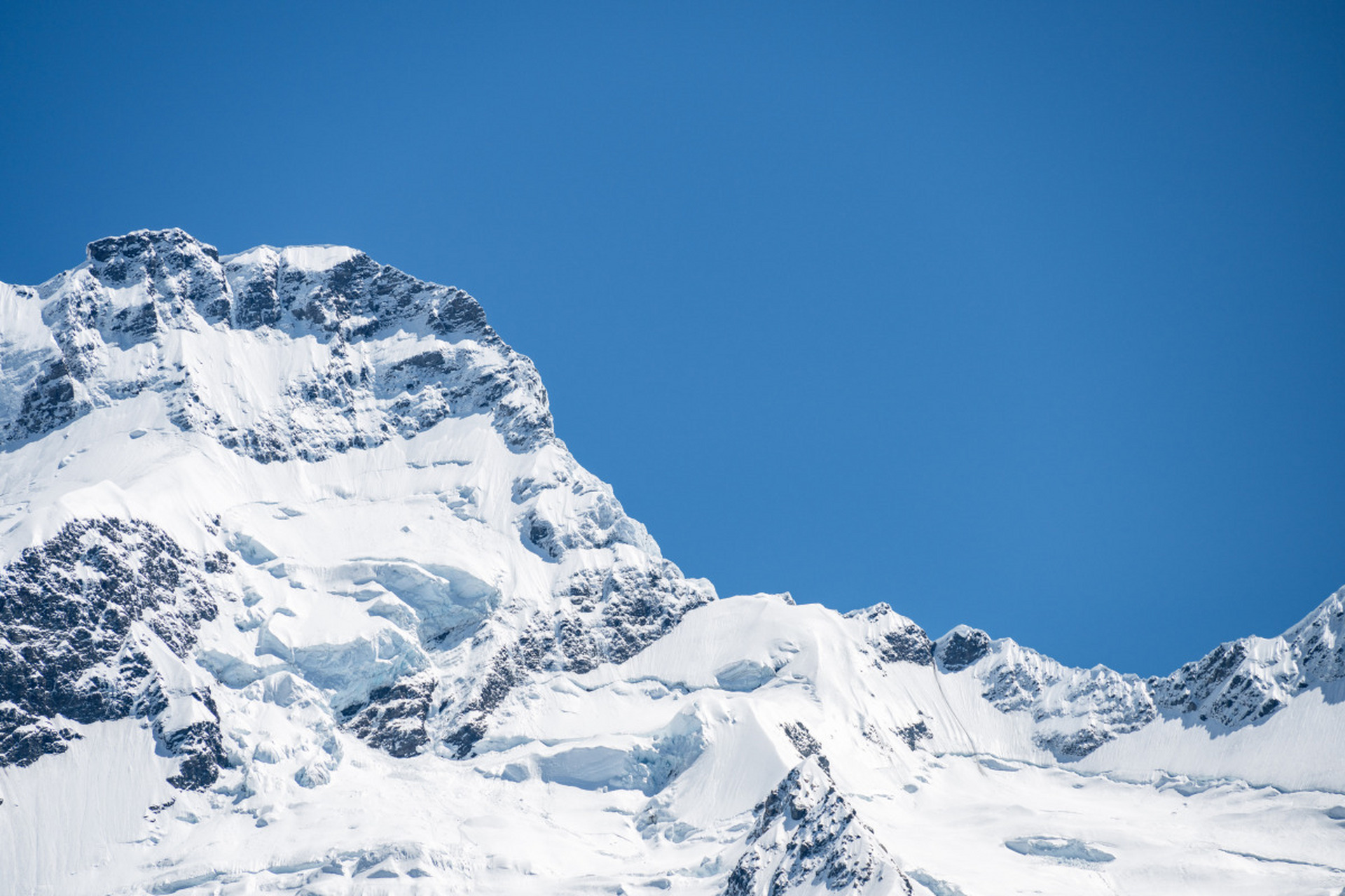 珠穆朗玛峰是世界上最高的山峰,横跨中国和尼泊尔两国,双方曾就归属