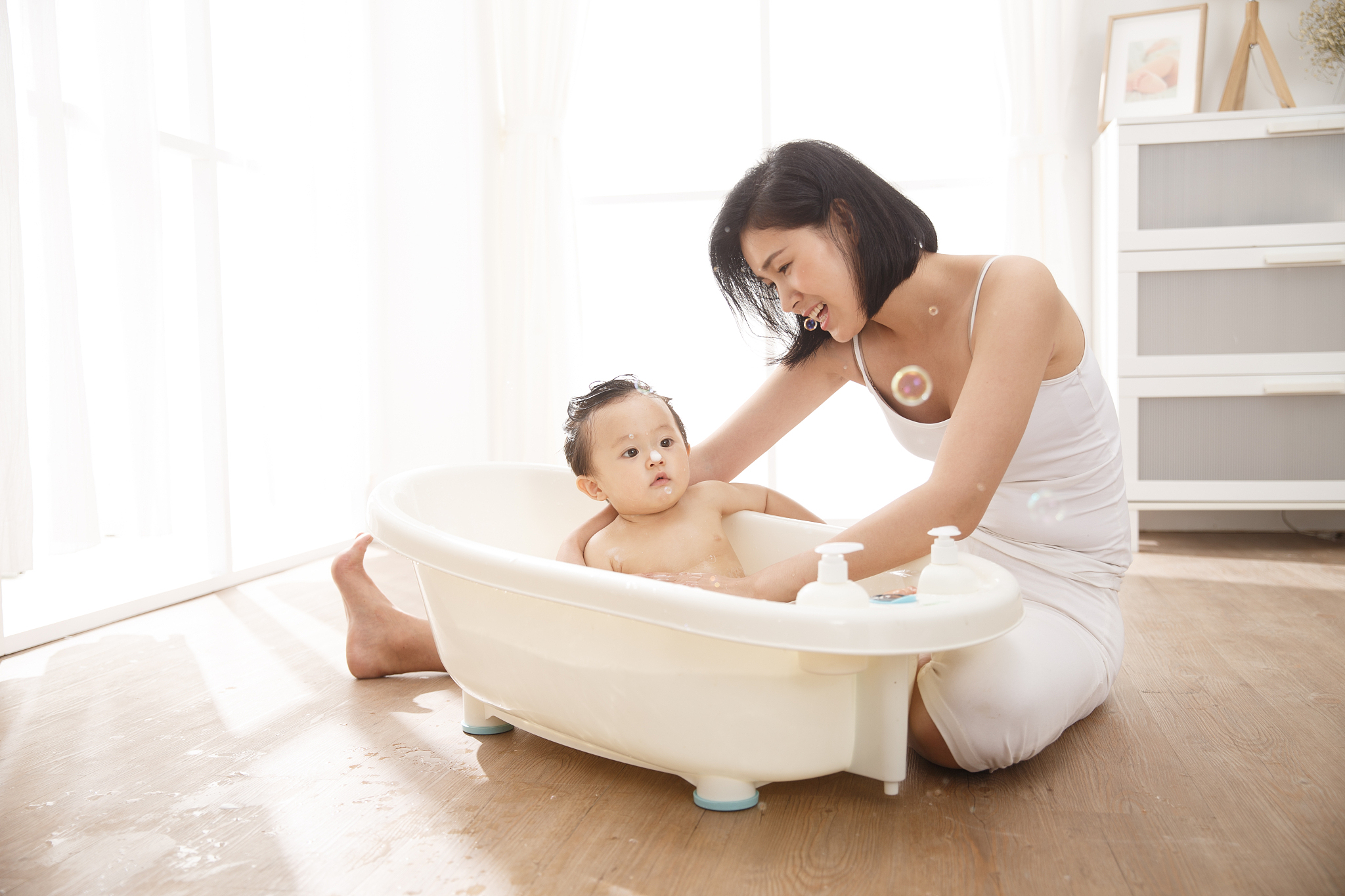 洗澡后涂抹保湿霜,避免共用洗浴用品.遵循专业建议,保护宝宝肌肤健康