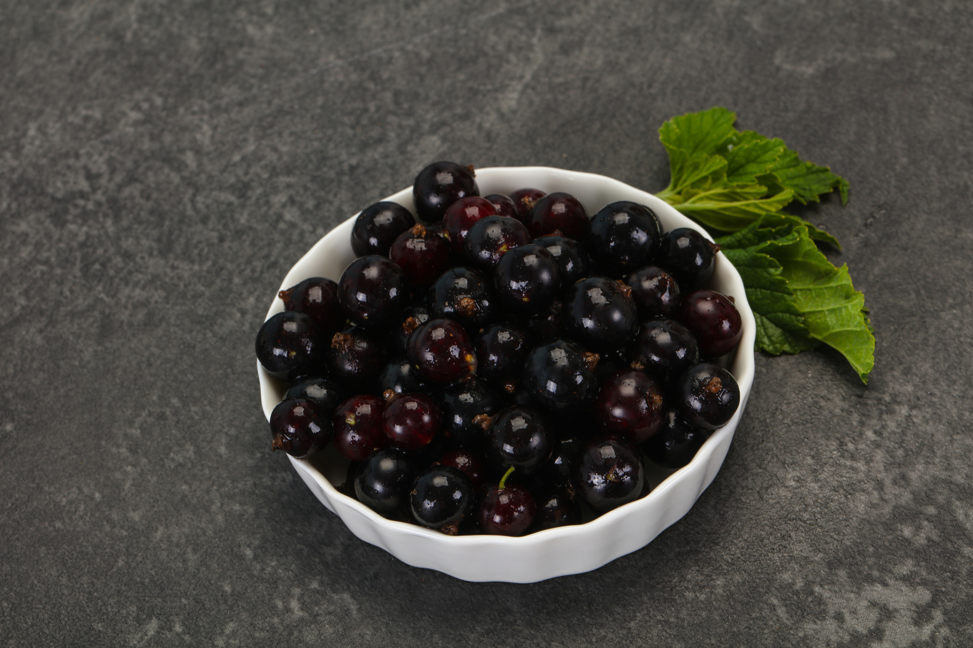 黑加仑是一种高端水果,它有着浓郁的口感和丰富的营养价值.