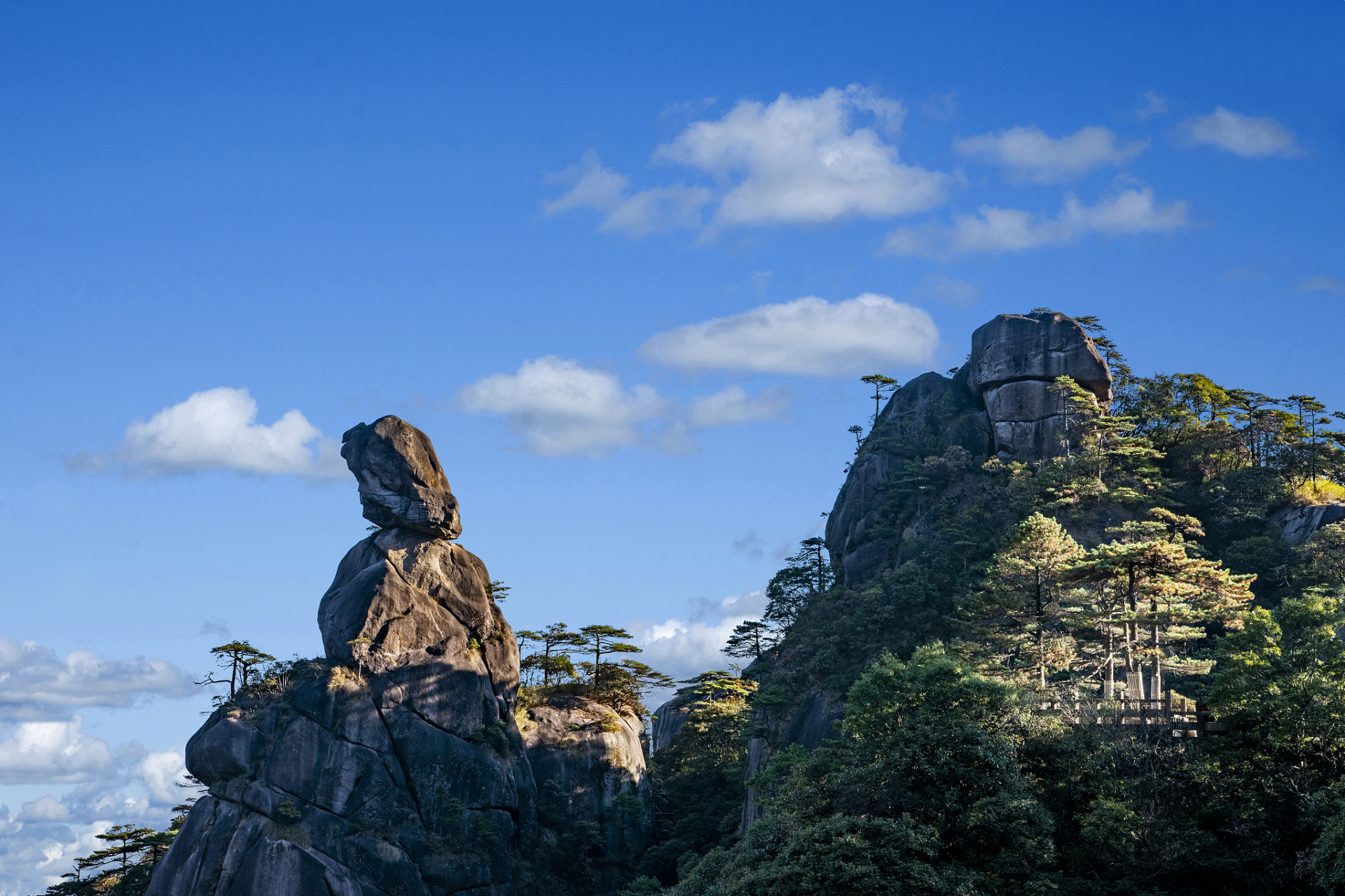 神女峰,位于重庆市巫山县三峡院子西北侧,三峡巫峡内长江北岸