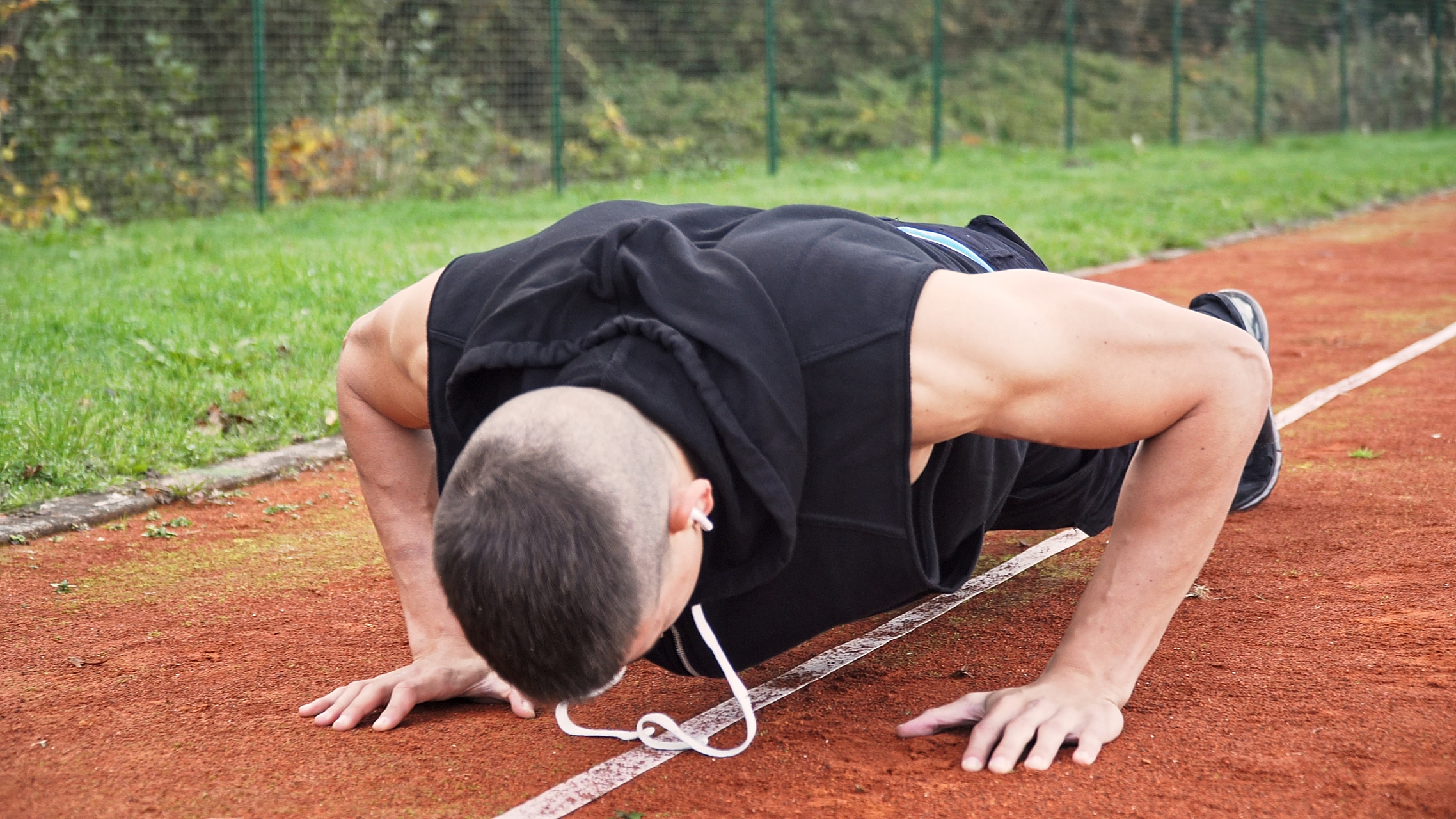 当摄入热量大于消耗时,还想减脂是不可能的.
