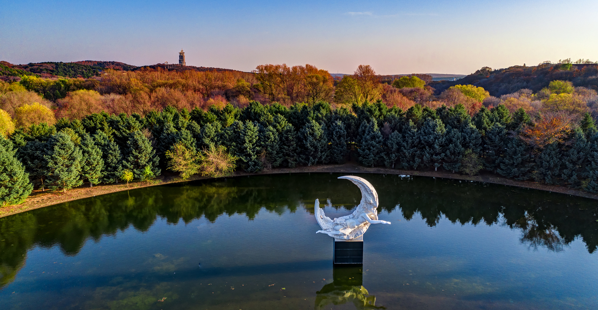 坐落于吉林省长春市东南部的净月潭景区,其面积广达96.