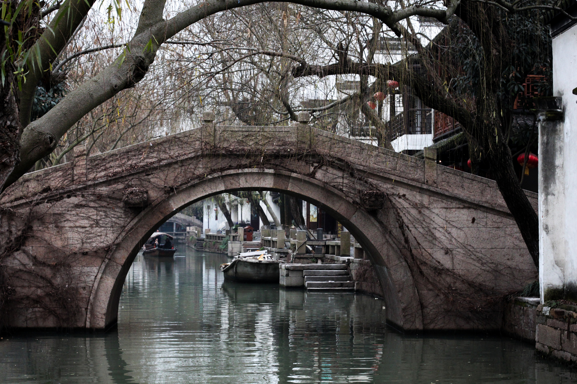 在这片古老的胜地中,你可以感受到唐代诗人张继《枫桥夜泊》中的那份