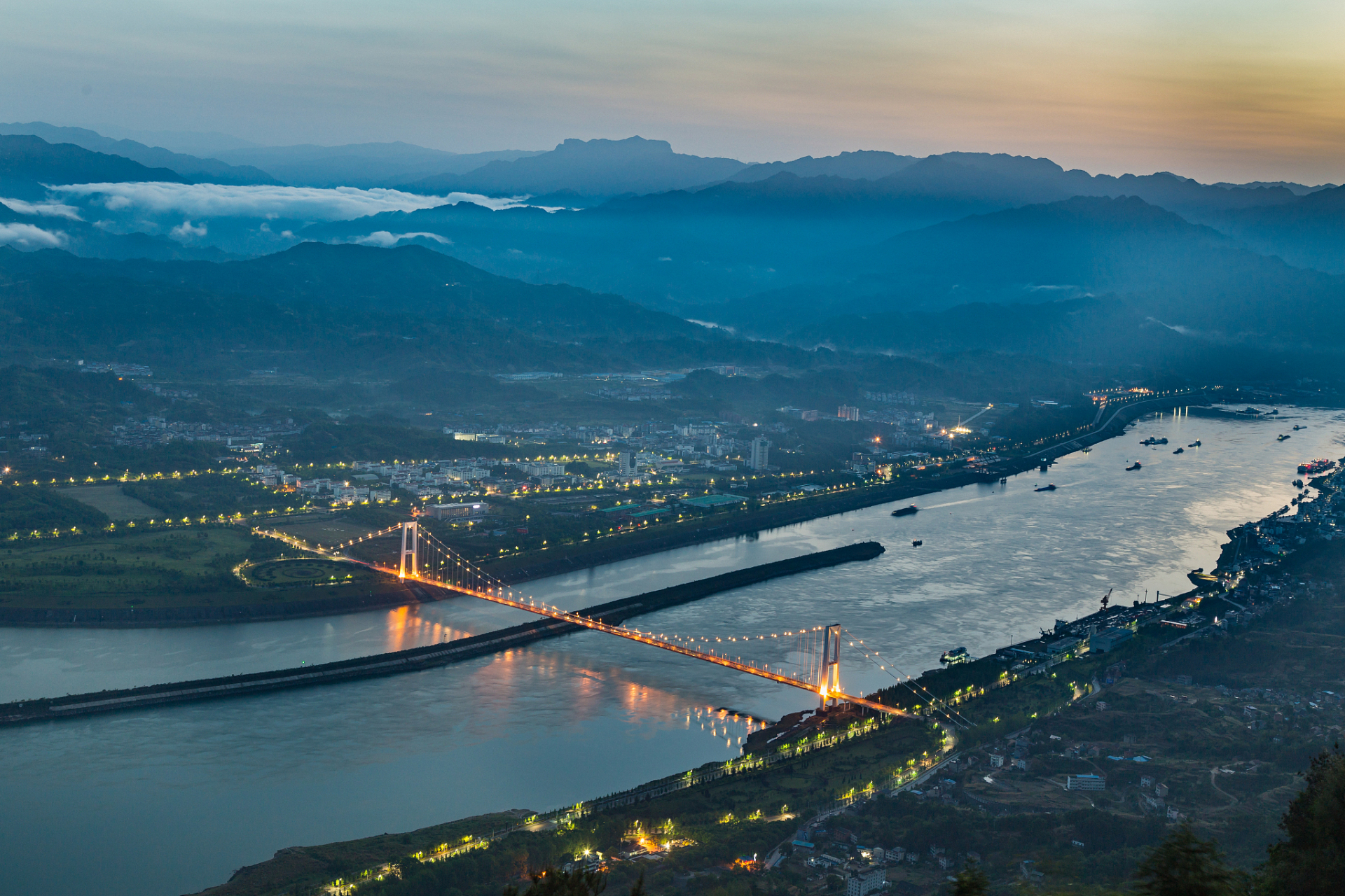 湖北宜昌十大地标建筑  1,三峡大坝 2,宜昌天然塔 3,镇江阁 4,宜昌大