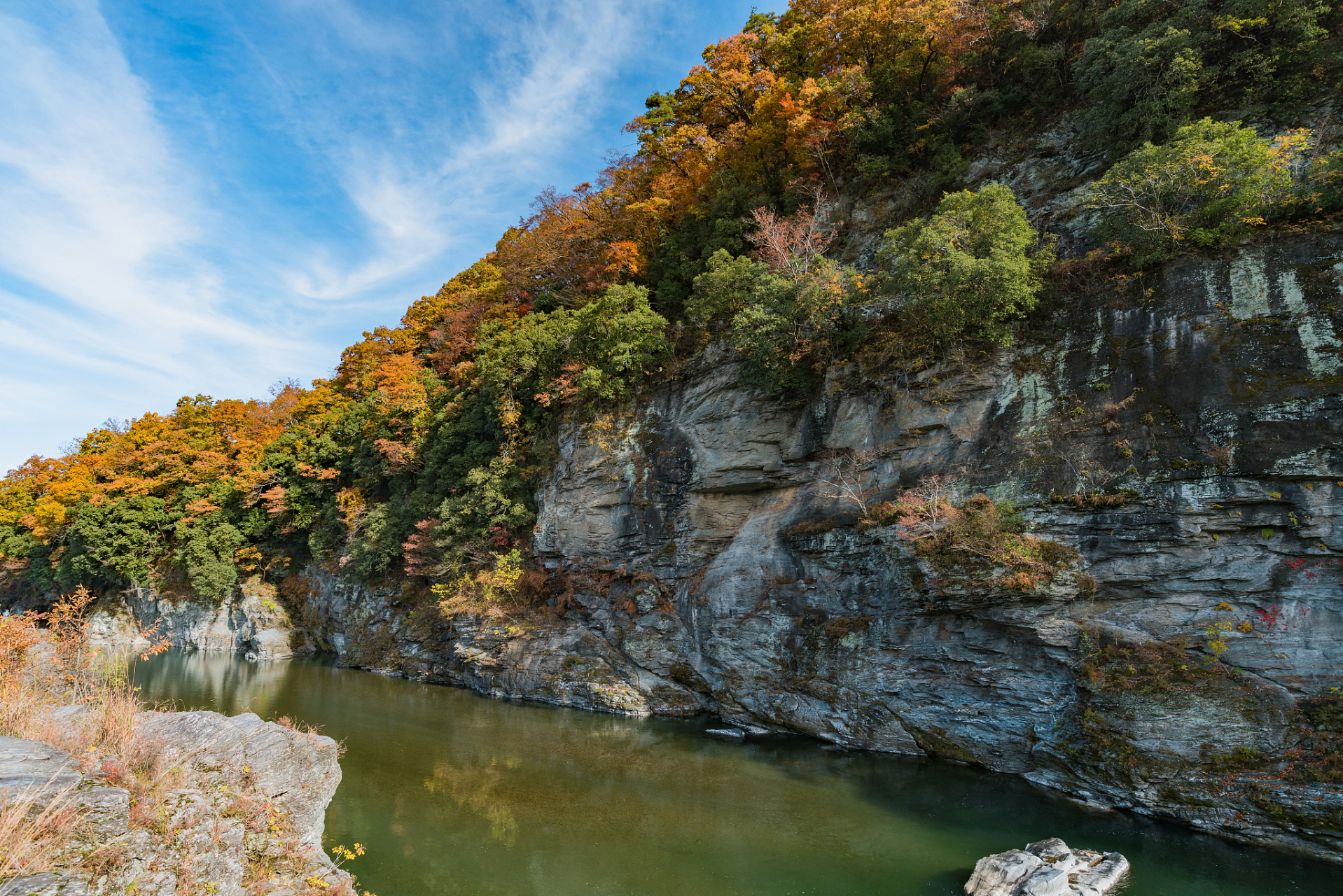 大石湖,深藏于辽宁省本溪市本溪满族自治县的壮丽山林之间,是中华枫叶