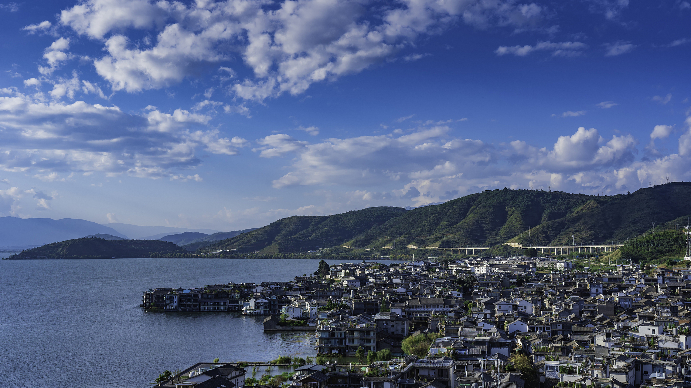 古镇是云南大理的一颗明珠,它坐落在洱海东北岸,三面环山,一面临海