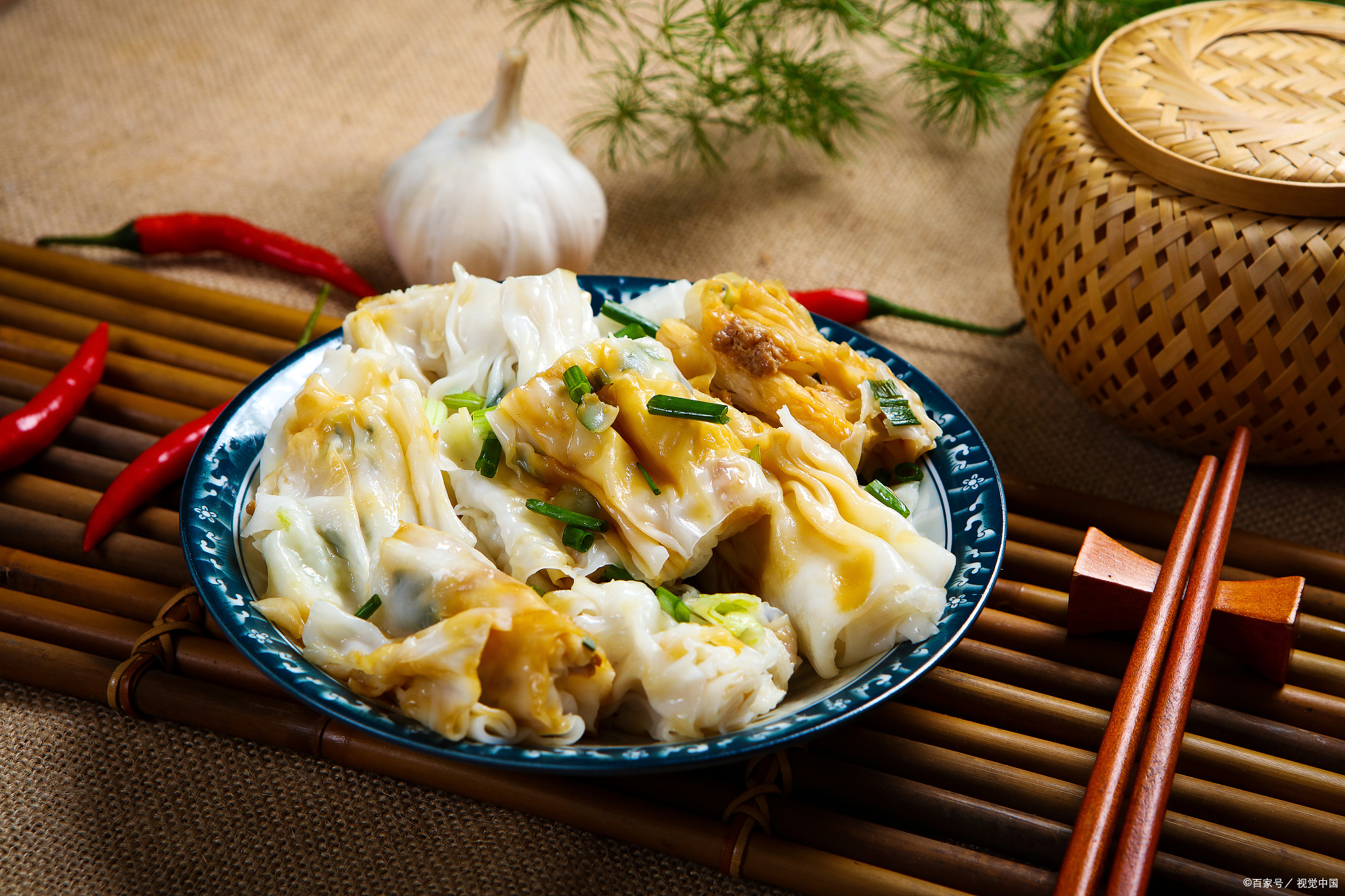 肠粉是一道广东传统特色小吃,制作原料主要有米浆和鲜肉等.