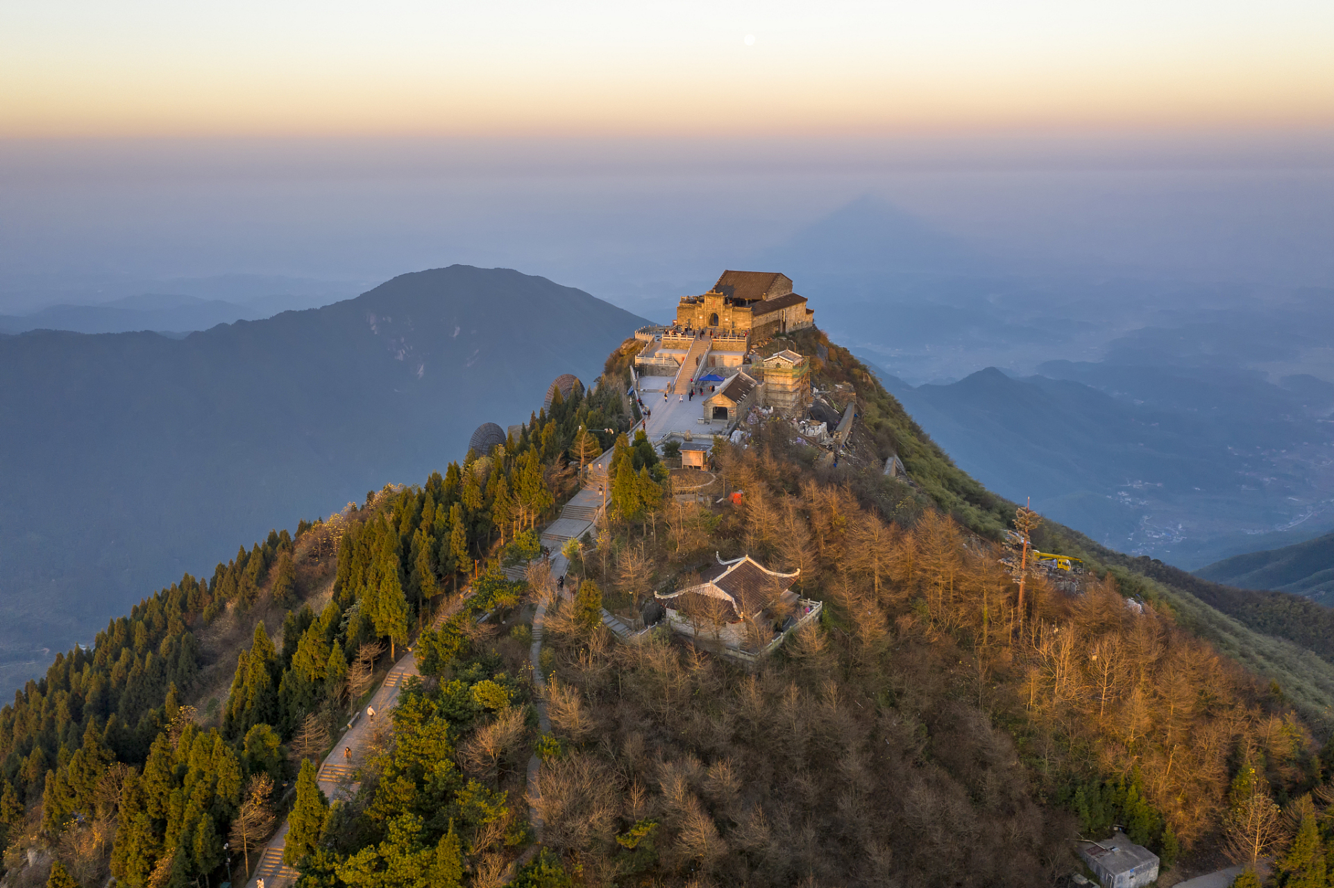 南岳衡山,位于湖南衡阳,是我国五岳之一.