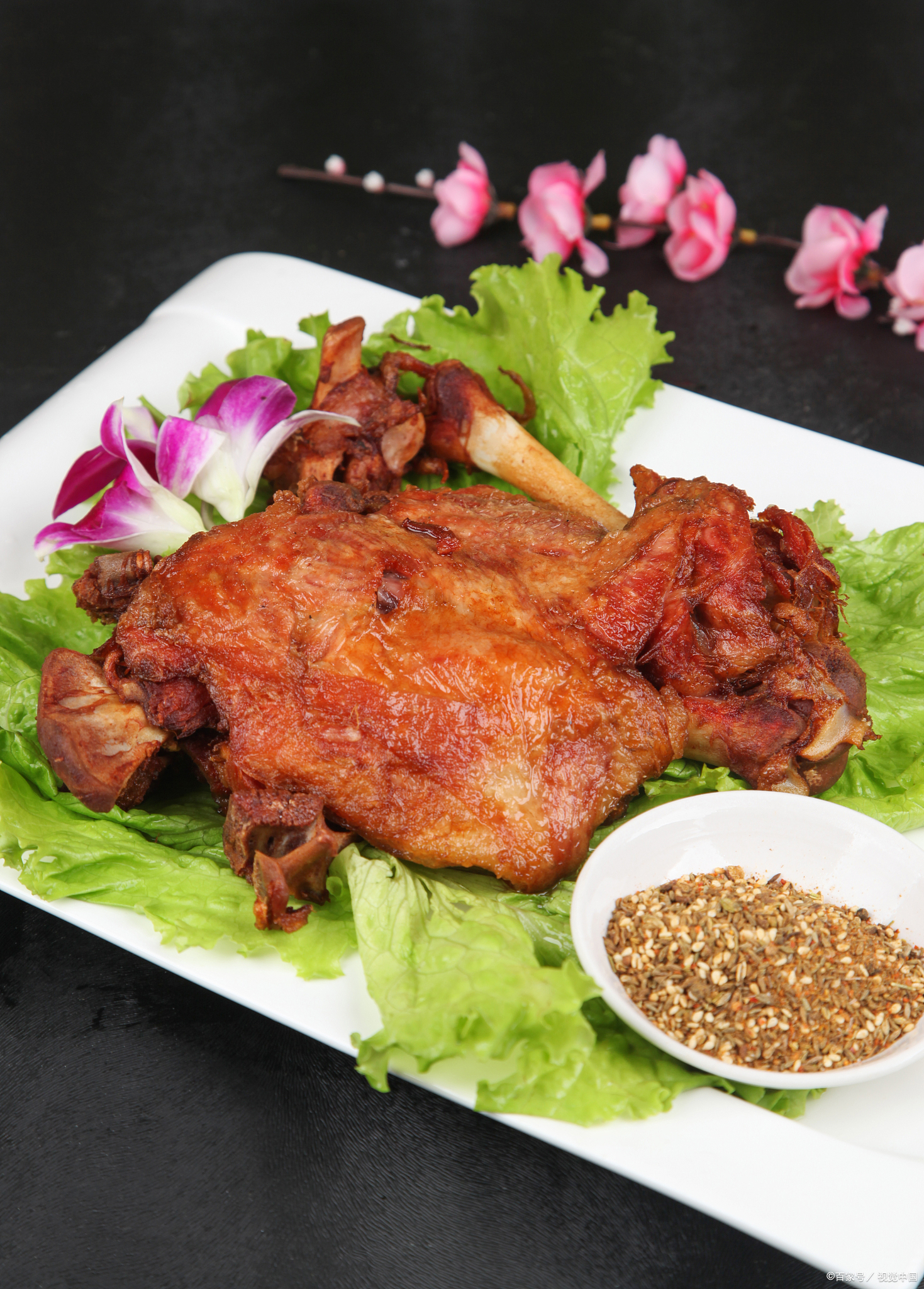 碳烤羊腿的做法:一道美味的烤肉盛宴