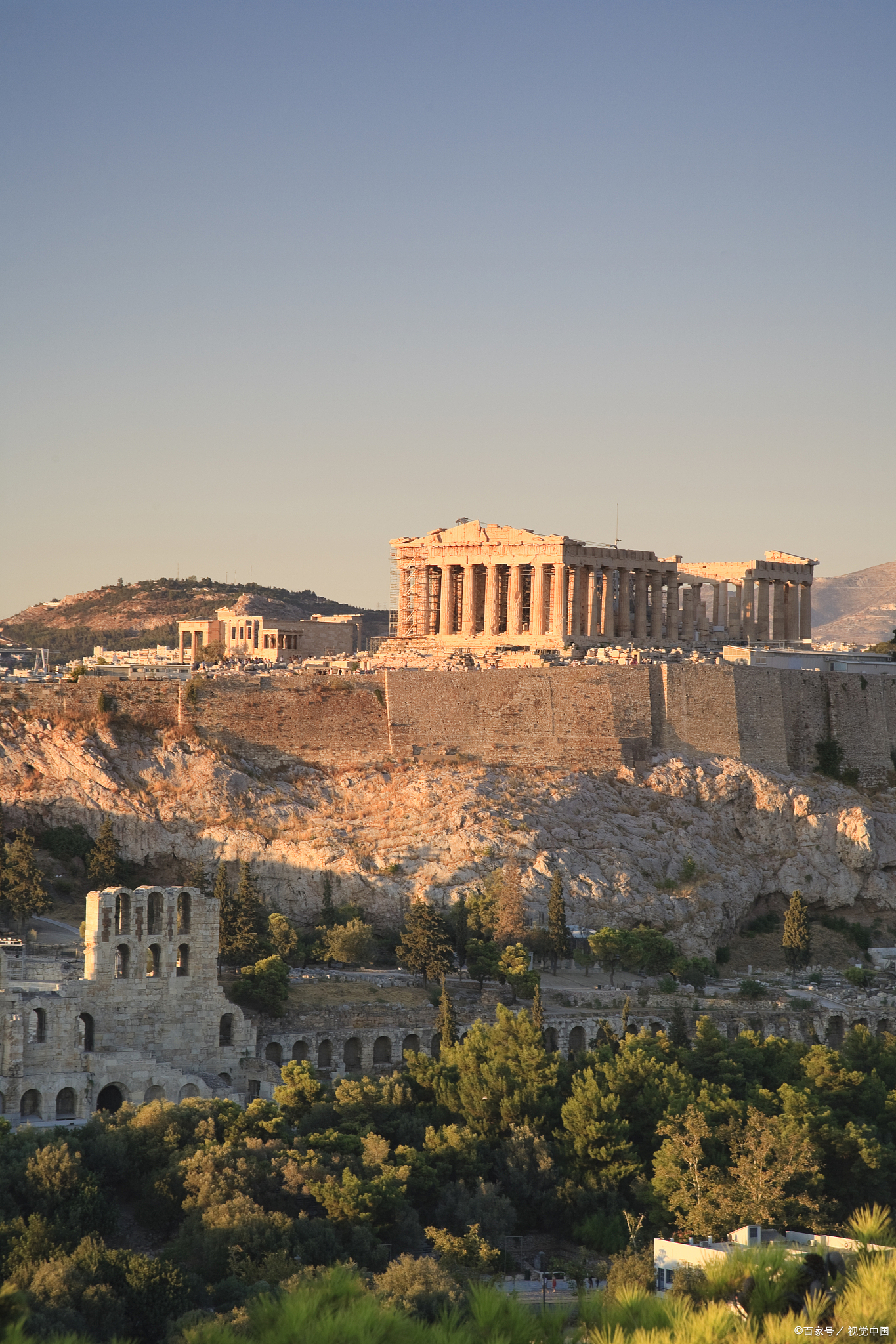 雅典卫城:位于雅典市中心的卫城是希腊最著名的古迹之一,也是现代