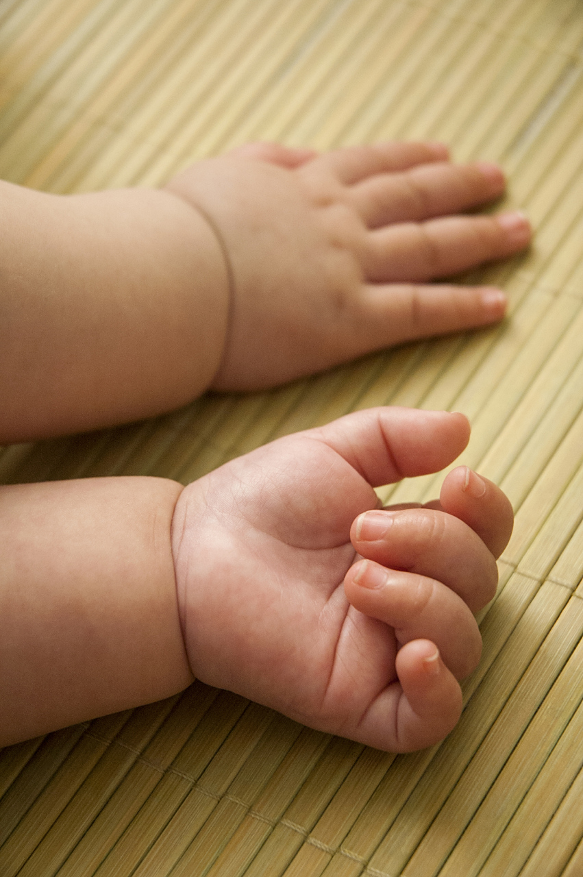 首先,试试"触碰手掌紧握拳",家长把食指放入宝宝手掌,看宝宝能否紧紧