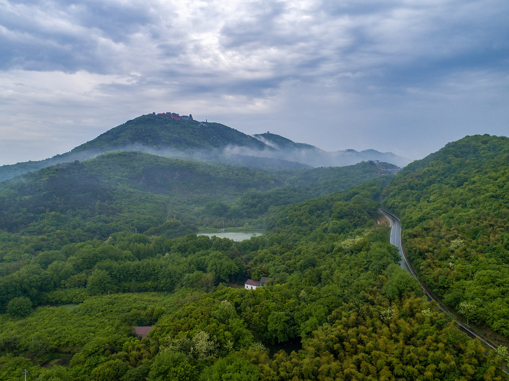 南京老山国家森林公园,位于江苏省南京市浦口区中部的老山林场,横贯