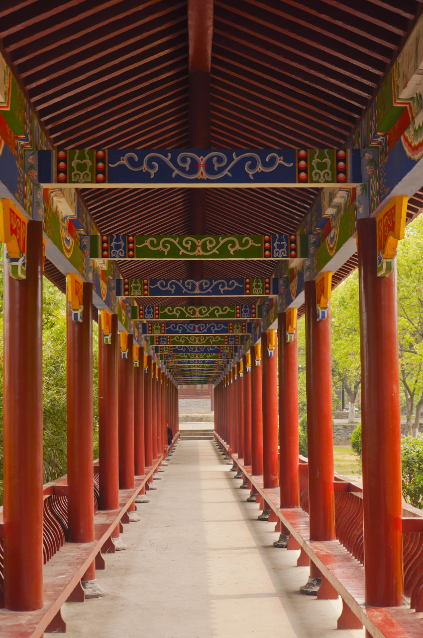 它通常由多个柱子支撑,形成一条长廊,供人们行走和休息.